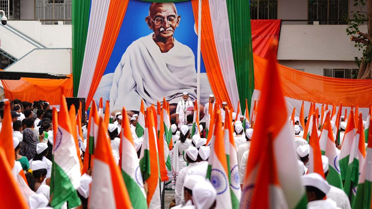 ಧ್ವಜಾರೋಹಣ ಬಳಿಕ ಮಾತನಾಡಿದ ಡಿಸಿಎಂ ಡಿಕೆ ಶಿವಕುಮಾರ್​​, ಭಾರತೀಯ ಸ್ವಾತಂತ್ರ್ಯ ಹೋರಾಟದ ಕೇಂದ್ರಬಿಂದು ಕಾಂಗ್ರೆಸ್ ಆಗಿತ್ತು. ಪ್ರತಿ ವರ್ಷ ನಾನು ಕೆಪಿಸಿಸಿ ಅಧ್ಯಕ್ಷನಾಗಿ ಧ್ವಜಾರೋಹಣ ಮಾಡುತ್ತೇನೆ, ಅದು ನನಗೆ ಬಹಳ ಹೆಮ್ಮೆ ಮತ್ತು ತೃಪ್ತಿ ನೀಡುತ್ತದೆ ಎಂದಿದ್ದಾರೆ.
