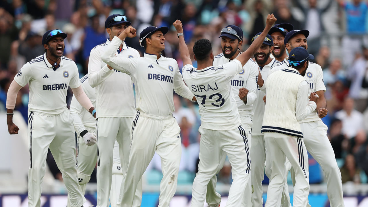 ಭಾರತ ಮತ್ತು ಇಂಗ್ಲೆಂಡ್ ನಡುವಿನ 5 ಪಂದ್ಯಳ ಟೆಸ್ಟ್ ಸರಣಿ ಅತ್ಯಂತ ರೋಮಾಂಚಕಾರಿ ರೀತಿಯಲ್ಲಿ ಕೊನೆಗೊಂಡಿದೆ. ಜೂನ್ 20 ರಂದು ಲೀಡ್ಸ್ನಲ್ಲಿ ಪ್ರಾರಂಭವಾದ ಈ ಟೆಸ್ಟ್ ಸರಣಿಯು ಆಗಸ್ಟ್ 4 ರಂದು ಓವಲ್ನಲ್ಲಿ ನಡೆದ ಕೊನೆಯ ಟೆಸ್ಟ್ನ ಕೊನೆಯ ಇನ್ನಿಂಗ್ಸ್ನೊಂದಿಗೆ ಕೊನೆಗೊಂಡಿತು. ಟೀಂ ಇಂಡಿಯಾ ಈ ಕೊನೆಯ ಟೆಸ್ಟ್ ಪಂದ್ಯವನ್ನು 6 ರನ್ಗಳಿಂದ ಗೆದ್ದುಕೊಳ್ಳು ಮೂಲಕ ಸರಣಿಯನ್ನು ಡ್ರಾದಲ್ಲಿ ಕೊನೆಗೊಳಿಸಿತು.