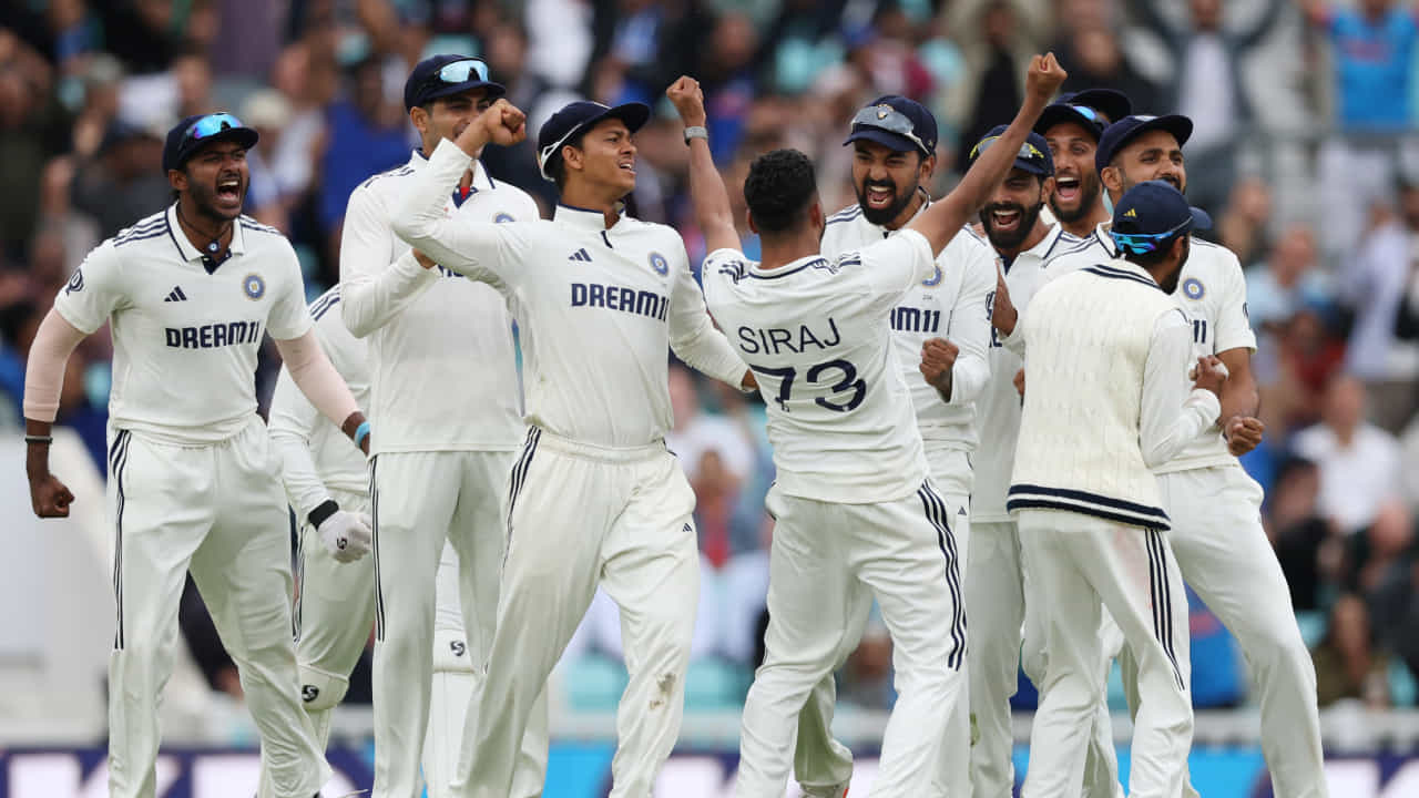 ಭಾರತ ಮತ್ತು ಇಂಗ್ಲೆಂಡ್ ನಡುವಿನ 5 ಪಂದ್ಯಳ ಟೆಸ್ಟ್ ಸರಣಿ ಅತ್ಯಂತ ರೋಮಾಂಚಕಾರಿ ರೀತಿಯಲ್ಲಿ ಕೊನೆಗೊಂಡಿದೆ. ಜೂನ್ 20 ರಂದು ಲೀಡ್ಸ್ನಲ್ಲಿ ಪ್ರಾರಂಭವಾದ ಈ ಟೆಸ್ಟ್ ಸರಣಿಯು ಆಗಸ್ಟ್ 4 ರಂದು ಓವಲ್ನಲ್ಲಿ ನಡೆದ ಕೊನೆಯ ಟೆಸ್ಟ್ನ ಕೊನೆಯ ಇನ್ನಿಂಗ್ಸ್ನೊಂದಿಗೆ ಕೊನೆಗೊಂಡಿತು. ಟೀಂ ಇಂಡಿಯಾ ಈ ಕೊನೆಯ ಟೆಸ್ಟ್ ಪಂದ್ಯವನ್ನು 6 ರನ್ಗಳಿಂದ ಗೆದ್ದುಕೊಳ್ಳು ಮೂಲಕ ಸರಣಿಯನ್ನು ಡ್ರಾದಲ್ಲಿ ಕೊನೆಗೊಳಿಸಿತು.