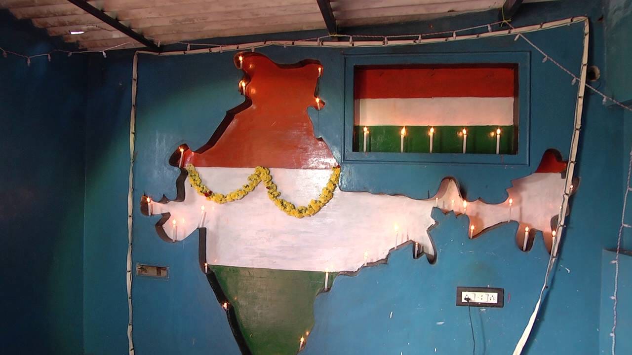 ಚಾಮರಾಜನಗರದ ಕೆಲ್ಲಂಬಳ್ಳಿ ಗ್ರಾಮದಲ್ಲಿ ಗಾರೆ ಕೆಲಸ ಮಾಡುವ ರವಿ ಎಂಬುವರು ಗಾರೆ ಕೆಲಸ ಮಾಡಿ ಬಂದ ಚೂರು ಪಾರು ಹಣದಿಂದ ಮನೆ ಕಟ್ಟಿಕೊಂಡಿದ್ದಾರೆ. ತಮ್ಮ ಮನೆಯ ಗೋಡೆಯ ಮೇಲೆ 7 ಅಡಿ ಎತ್ತರದ ಭಾರತದ ಭೂಪಟವನ್ನು ಕಾಂಕ್ರೀಟ್​ನಿಂದ ನಿರ್ಮಾಣ ಮಾಡಿದ್ದಾರೆ. ಪಕ್ಕದಲ್ಲೇ ರಾಷ್ಟ್ರಧ್ವಜವನ್ನು ನಿರ್ಮಾಣ ಮಾಡಿ ದೇಶ ಭಕ್ತಿ ಮೆರೆದಿದ್ದಾರೆ.  