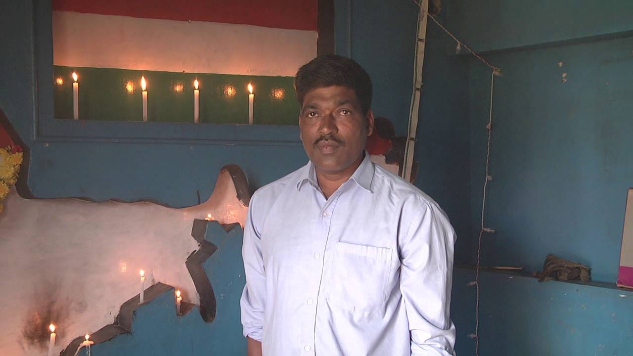 ಆಗಸ್ಟ್ 15 ರಂದು ದೇಶದೆಲ್ಲೆಡೆ ಸ್ವಾತಂತ್ರ ದಿನಾಚರಣೆಯನ್ನ ಸಡಗರ ಸಂಭ್ರಮದಿಂದ ಆಚರಿಸಲಾಗುತ್ತದೆ. ಇಂದು ದೇಶ್ಯಾದ್ಯಂತ 79ನೇ ಸ್ವಾತಂತ್ರ್ಯ ದಿನಾಚರಣೆಯನ್ನು ಆಚರಿಸಲಾಯಿತು. ಈ ಸುಸಂದರ್ಭದಲ್ಲಿ ಚಾಮರಾಜನಗರದ ಓರ್ವ ಗಾರೆ ಕೆಲಸಗಾರ ತನ್ನ ಮನೆಯಲ್ಲಿ 7 ಅಡಿ ಎತ್ತರದ ಭಾರತದ ಭೂಪಟ ಹಾಗೂ ದ್ವಜ ನಿರ್ಮಿಸುವ ಮೂಲಕ ತನ್ನ ದೇಶ ಭಕ್ತಿ ಮೆರೆದಿದ್ದಾರೆ.