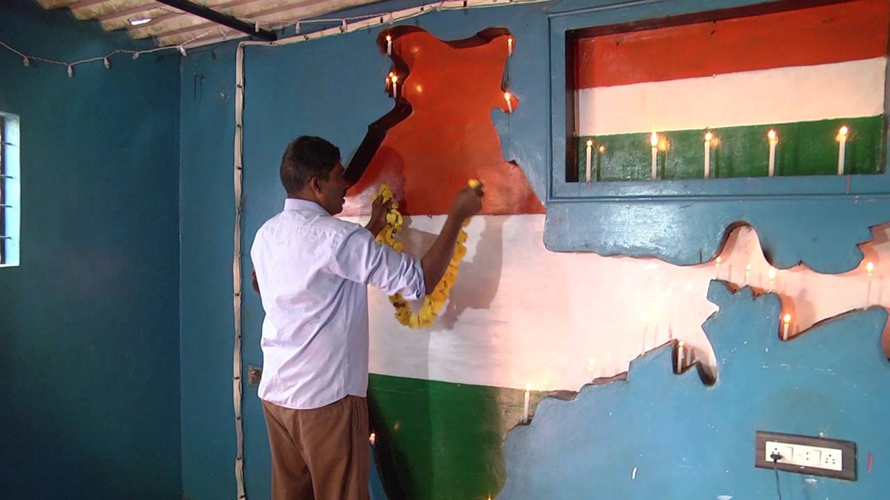 ಕೇವಲ ಭಾರತ ದೇಶದ ಧ್ವಜ ಅಷ್ಟೇ ಅಲ್ಲದೆ ಕಾಡುಗಳ್ಳ ವೀರಪ್ಪನ್ ಕೈಯಲ್ಲಿ ಪ್ರಾಣ ತ್ಯಾಗ ಮಾಡಿದ ನಿಷ್ಠಾವಂತ ಪೊಲೀಸ್ ಹಾಗೂ ಅರಣ್ಯ ಇಲಾಖೆ ಅಧಿಕಾರಿಗಳ ಪ್ರತಿಮೆ ನಿರ್ಮಾಣ ಮಾಡುವ ಕನಸನ್ನು ಕಂಡಿದ್ದಾರೆ. ಯಾರಾದರು ಹಣದ ಸಹಾಯ ಮಾಡಿದರೆ, ಅನುಮತಿ ಕೊಡಿಸಿದ್ರೆ ಖಂಡಿತ ಆ ವ್ಯಕ್ತಿಗಳ ಪ್ರತಿಮೆಯನ್ನ ನಿರ್ಮಾಣ ಮಾಡಿ ರಾಮಾಪುರ ಪೊಲೀಸ್ ಠಾಣೆಯ ಮುಂದೆ ಇಡುವುದಾಗಿ ಹೆಬ್ಬಯಕೆಯನ್ನು ತೋರಿದ್ದಾರೆ. ಮೂಲತಃ ಕೆಲ್ಲಂಬಳ್ಳಿ ನಿವಾಸಿಯಾದ ರವಿ ಅವರಿಗೆ ದೇಶ ಹಾಗೂ ದೇಶ ಕಾಯುವ ಯೋಧರು ತುಂಬಾ ಅಭಿಮಾನ.  ದೇಶದ ಸಲುವಾಗಿ ಏನಾದರು ಮಾಡಬೇಕೆಂಬ ಬಯಕೆ ಇದೆ.