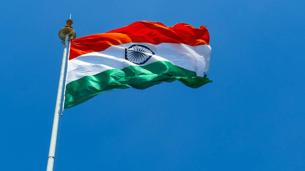 Independence Day 2025: ಸ್ವಾತಂತ್ರ್ಯ ದಿನದಂದು ಧ್ವಜಾರೋಹಣ ಮಾಡುವಾಗ ನೀವು ಮಾಡಬೇಕಾದ, ಮಾಡಬಾರದ ಸಂಗತಿಗಳಿವು Independence Day 2025: ಸ್ವಾತಂತ್ರ್ಯ ದಿನದಂದು ಧ್ವಜಾರೋಹಣ ಮಾಡುವಾಗ ನೀವು ಮಾಡಬೇಕಾದ, ಮಾಡಬಾರದ ಸಂಗತಿಗಳಿವು