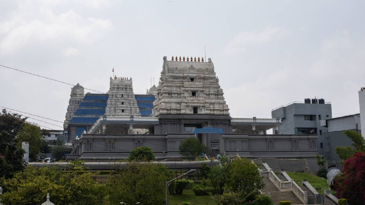 ಇಸ್ಕಾನ್ ದೇಗುಲ ಬೆಂಗಳೂರು: ಬೆಂಗಳೂರಿನಲ್ಲಿರುವ ಇಸ್ಕಾನ್‌ ದೇಗುಲವು ಕರ್ನಾಟಕದಲ್ಲಿರುವ ಅತ್ಯಂತ ಜನಪ್ರಿಯ ಕೃಷ್ಣ ದೇಗುಲಗಳಲ್ಲಿ ಒಂದಾಗಿದೆ. ಈ ದೇಗುಲದಲ್ಲಿ ಕೃಷ್ಣನ ಜೊತೆಗೆ ರಾಧೆಯನ್ನೂ ಕಾಣಬಹುದು. ಸುಂದರ ಉದ್ಯಾನವನ, ಅದ್ಭುತ ವಾಸ್ತುಶಿಲ್ಪಗಳಿಂದ ಸುತ್ತುವರೆದಿರುವ ಈ ದೇವಾಲಯಕ್ಕೆ ಬೆಂಗಳೂರಿನ ಸುತ್ತಮುತ್ತಲಿರುವವರು ಕೃಷ್ಣಾಷ್ಟಮಿಯ ದಿನ ಭೇಟಿ ನೀಡಲೇಬೇಕು. 