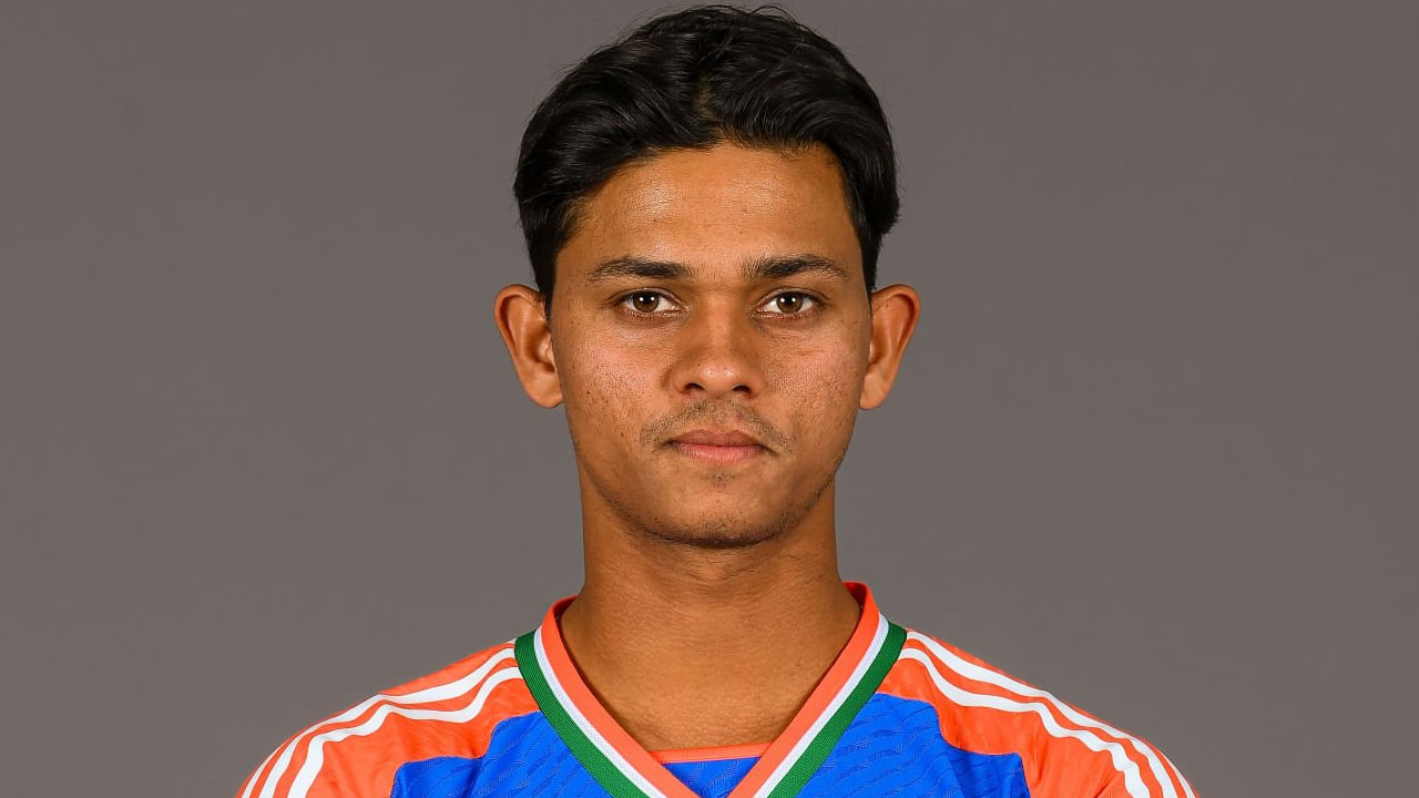 ಯಶಸ್ವಿ ಜೈಸ್ವಾಲ್: ಟಿ20 ವಿಶ್ವಕಪ್​ನಲ್ಲಿ ಟೀಮ್ ಇಂಡಿಯಾದ ಆರಂಭಿಕ ದಾಂಡಿಗನಾಗಿ ಆಯ್ಕೆಯಾಗಿದ್ದ ಯಶಸ್ವಿ ಜೈಸ್ವಾಲ್ ಈ ಬಾರಿ ಹೆಚ್ಚುವರಿ ಆಟಗಾರರ ಪಟ್ಟಿಯಲ್ಲಿ ಸ್ಥಾನ ಪಡೆದಿದ್ದಾರೆ. ತಂಡದಲ್ಲಿ ಅಭಿಷೇಕ್ ಶರ್ಮಾ, ಶುಭ್​ಮನ್ ಗಿಲ್ ಹಾಗೂ ಸಂಜು ಸ್ಯಾಮ್ಸನ್ ಆರಂಭಿಕರಾಗಿ ಸ್ಥಾನ ಪಡೆದಿದ್ದು, ಹೀಗಾಗಿ ಜೈಸ್ವಾಲ್ ಅವರನ್ನು ಮೀಸಲು ಪಟ್ಟಿಯಲ್ಲಿರಿಸಲಾಗಿದೆ.