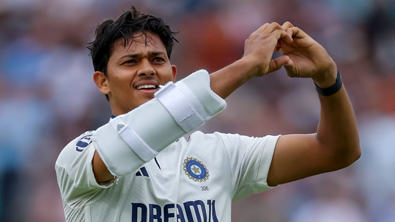 ಇಂಗ್ಲೆಂಡ್ ವಿರುದ್ಧದ ಟೆಸ್ಟ್ ಸರಣಿಯಲ್ಲಿ ಆಡಿದ 5 ಪಂದ್ಯಗಳಲ್ಲಿ 41.10 ಸರಾಸರಿಯಲ್ಲಿ 411 ರನ್ ಗಳಿಸಿದ ಯಶಸ್ವಿ ಜೈಸ್ವಾಲ್ ಈ ಸರಣಿಯಲ್ಲಿ ಎರಡು ಶತಕ ಮತ್ತು ಎರಡು ಅರ್ಧಶತಕಗಳನ್ನು ಸಿಡಿಸಿದ್ದಾರೆ. ಇದರಲ್ಲಿ ಅವರ ಅತ್ಯುತ್ತಮ ಸ್ಕೋರ್ 118 ರನ್‌ಗಳಾಗಿದೆ. 