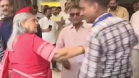 ಸೆಲ್ಫೀ ತೆಗೆದುಕೊಳ್ಳಲು ಬಂದ ವ್ಯಕ್ತಿಯನ್ನು ತಳ್ಳಿದ ಜಯಾ ಬಚ್ಚನ್ ಸೆಲ್ಫೀ ತೆಗೆದುಕೊಳ್ಳಲು ಬಂದ ವ್ಯಕ್ತಿಯನ್ನು ತಳ್ಳಿದ ಜಯಾ ಬಚ್ಚನ್
