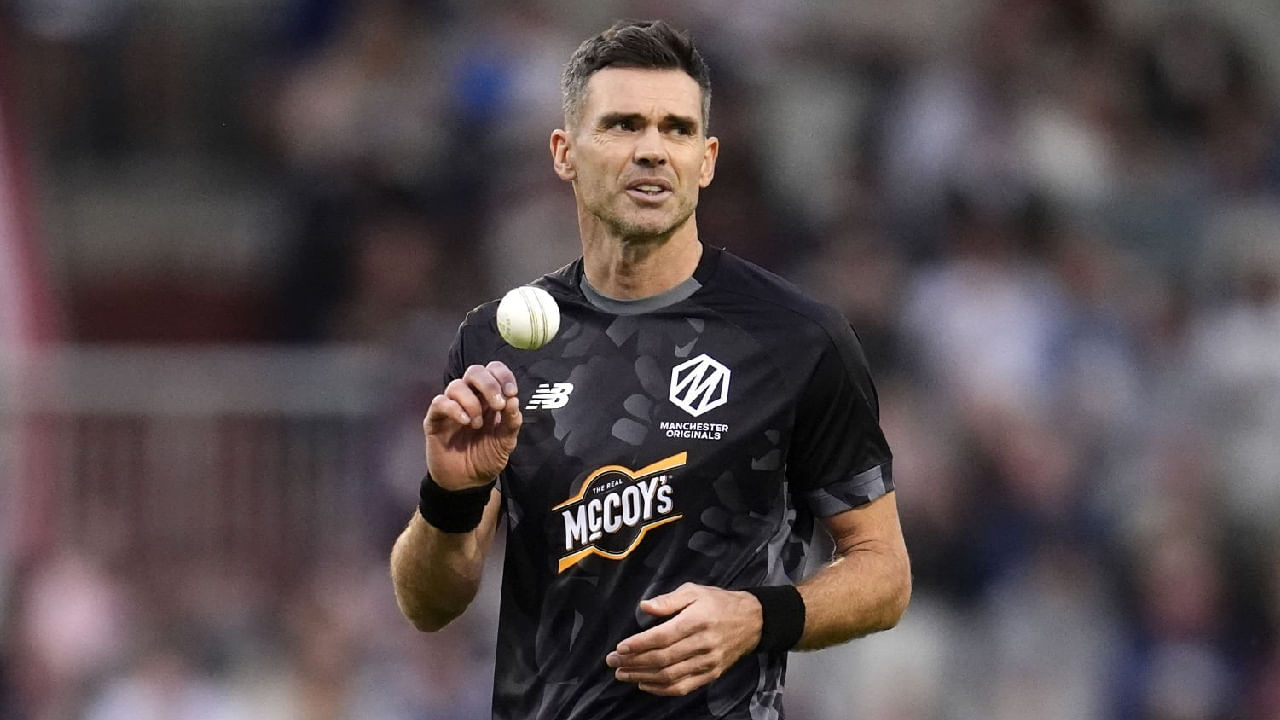 ಇದೀಗ 43 ವರ್ಷ, 7 ದಿನಗಳ ವಯಸ್ಸಿನಲ್ಲಿ ದಿ ಹಂಡ್ರೆಡ್ ಲೀಗ್​ನಲ್ಲಿ ಕಾಣಿಸಿಕೊಳ್ಳುವ ಮೂಲಕ ಜೇಮ್ಸ್ ಅ್ಯಂಡರ್ಸನ್ 100 ಎಸೆತಗಳ ಟೂರ್ನಿ ಆಡಿದ 2ನೇ ಅತ್ಯಂತ ಹಿರಿಯ ಆಟಗಾರ ಎನಿಸಿಕೊಂಡಿದ್ದಾರೆ. ಅಲ್ಲದೆ ಫ್ರಾಂಚೈಸಿ ಲೀಗ್​ ಕ್ರಿಕೆಟ್​ಗೆ ಪಾದಾರ್ಪಣೆ ಮಾಡಿದ ವಿಶ್ವದ ಅತ್ಯಂತ ಹಿರಿಯ ಕ್ರಿಕೆಟಿಗ ಎಂಬ ಹಿರಿಮೆಗೆ ಪಾತ್ರರಾಗಿದ್ದಾರೆ. ಅಂದರೆ ಇದಕ್ಕೂ ಮುನ್ನ ಅ್ಯಂಡರ್ಸನ್ ಯಾವುದೇ ಫ್ರಾಂಚೈಸಿ ಲೀಗ್ ಆಡಿರಲಿಲ್ಲ.