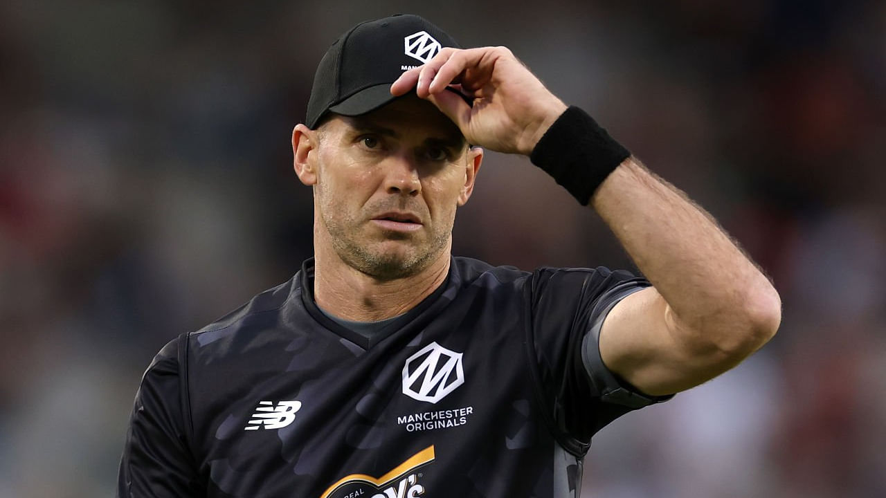 ಇಂಗ್ಲೆಂಡ್​ನ ಸರ್ವಶ್ರೇಷ್ಠ ವೇಗಿ ಜೇಮ್ಸ್ ಅ್ಯಂಡರ್ಸನ್ (James Anderson) ದಿ ಹಂಡ್ರೆಡ್ ಲೀಗ್​​ಗೆ ಪಾದಾರ್ಪಣೆ ಮಾಡಿದ್ದಾರೆ. ಅದು ಸಹ 43ನೇ ವಯಸ್ಸಿನಲ್ಲಿ. ಈ ಮೂಲಕ ಫ್ರಾಂಚೈಸಿ ಲೀಗ್​ನಲ್ಲಿ ಪಾದಾರ್ಪಣೆ ಮಾಡಿದ ಅತ್ಯಂತ ಹಿರಿಯ ಆಟಗಾರ ಎಂಬ ಹೆಗ್ಗಳಿಕೆಯನ್ನು ಜೇಮ್ಸ್ ಅ್ಯಂಡರ್ಸನ್ ತಮ್ಮದಾಗಿಸಿಕೊಂಡಿದ್ದಾರೆ.