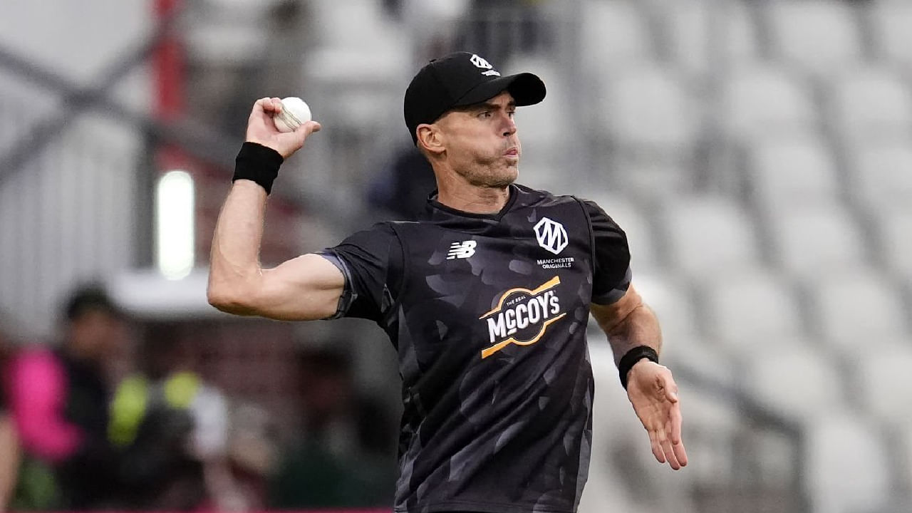 ಮ್ಯಾಂಚೆಸ್ಟರ್​ನ ಓಲ್ಡ್​​ ಟ್ರಾಫೋರ್ಡ್ ಮೈದಾನದಲ್ಲಿ ನಡೆದ ಸದರ್ನ್​ ಬ್ರೇವ್ ವಿರುದ್ಧದ ಪಂದ್ಯದಲ್ಲಿ ಮ್ಯಾಂಚೆಸ್ಟರ್ ಒರಿಜಿನಲ್ಸ್ ಪರ ಕಣಕ್ಕಿಳಿಯುವ ಮೂಲಕ ಜೇಮ್ಸ್ ಅ್ಯಂಡರ್ಸನ್ ಈ ಸಾಧನೆ ಮಾಡಿದ್ದಾರೆ. ಈ ಸಾಧನೆಯೊಂದಿಗೆ ದಿ ಹಂಡ್ರೆಡ್ ಲೀಗ್​ನಲ್ಲಿ ಕಾಣಿಸಿಕೊಂಡ 2ನೇ ಹಿರಿಯ ಆಟಗಾರ ಎಂಬ ದಾಖಲೆಯನ್ನು ಸಹ ನಿರ್ಮಿಸಿದ್ದಾರೆ.