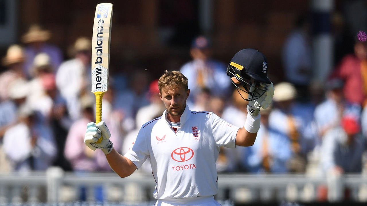 ಈ ದಾಖಲೆಯಲ್ಲದೆ, ಟೀಮ್ ಇಂಡಿಯಾ ವಿರುದ್ಧ ಟೆಸ್ಟ್ ಕ್ರಿಕೆಟ್ ಇತಿಹಾಸದಲ್ಲೇ ಅತ್ಯಧಿಕ ಸೆಂಚುರಿ ಸಿಡಿಸಿದ ವಿಶ್ವ ದಾಖಲೆ ರೂಟ್ ಹೆಸರಿನಲ್ಲಿದೆ. ಭಾರತದ ವಿರುದ್ಧದ ಈವರೆಗೆ 63 ಇನಿಂಗ್ಸ್ ಆಡಿರುವ ಜೋ ರೂಟ್ ಒಟ್ಟು 13 ಶತಕಗಳನ್ನು ಬಾರಿಸಿ ಈ ಭರ್ಜರಿ ದಾಖಲೆ ನಿರ್ಮಿಸಿದ್ದಾರೆ. ಹಾಗೆಯೇ ಭಾರತ-ಇಂಗ್ಲೆಂಡ್ ನಡುವಣ ಸರಣಿಯಲ್ಲಿ 3000+ ರನ್ ಕಲೆಹಾಕಿದ ಏಕೈಕ ಬ್ಯಾಟರ್ ಎಂಬ ಹೆಗ್ಗಳಿಕೆಯನ್ನೂ ಸಹ ತಮ್ಮದಾಗಿಸಿಕೊಂಡಿದ್ದಾರೆ.