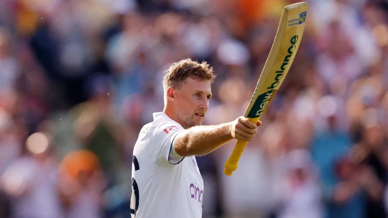 ಅಷ್ಟೇ ಅಲ್ಲದೆ ಈ ಶತಕದೊಂದಿಗೆ ಜೋ ರೂಟ್ ಸೆಂಚುರಿ ಸರದಾರರ ಪಟ್ಟಿಯಲ್ಲಿ 4ನೇ ಸ್ಥಾನಕ್ಕೇರಿದ್ದಾರೆ. ಈ ಪಟ್ಟಿಯಲ್ಲಿ 51 ಶತಕಗಳೊಂದಿಗೆ ಮಾಸ್ಟರ್ ಬ್ಲಾಸ್ಟರ್ ಸಚಿನ್ ತೆಂಡೂಲ್ಕರ್ ಅಗ್ರಸ್ಥಾನದಲ್ಲಿದ್ದರೆ, ಇದೀಗ ಜೋ ರೂಟ್ 39 ಸೆಂಚುರಿಗಳೊಂದಿಗೆ 4ನೇ ಸ್ಥಾನದಲ್ಲಿ ಕಾಣಿಸಿಕೊಂಡಿದ್ದಾರೆ. ಅಲ್ಲದೆ ಇನ್ನೆರಡು ಶತಕ ಬಾರಿಸಿದರೆ ರಿಕಿ ಪಾಂಟಿಂಗ್ (41) ಅವರನ್ನು ಹಿಂದಿಕ್ಕಿ ತೃತೀಯ ಸ್ಥಾನಕ್ಕೇರಬಹುದು.