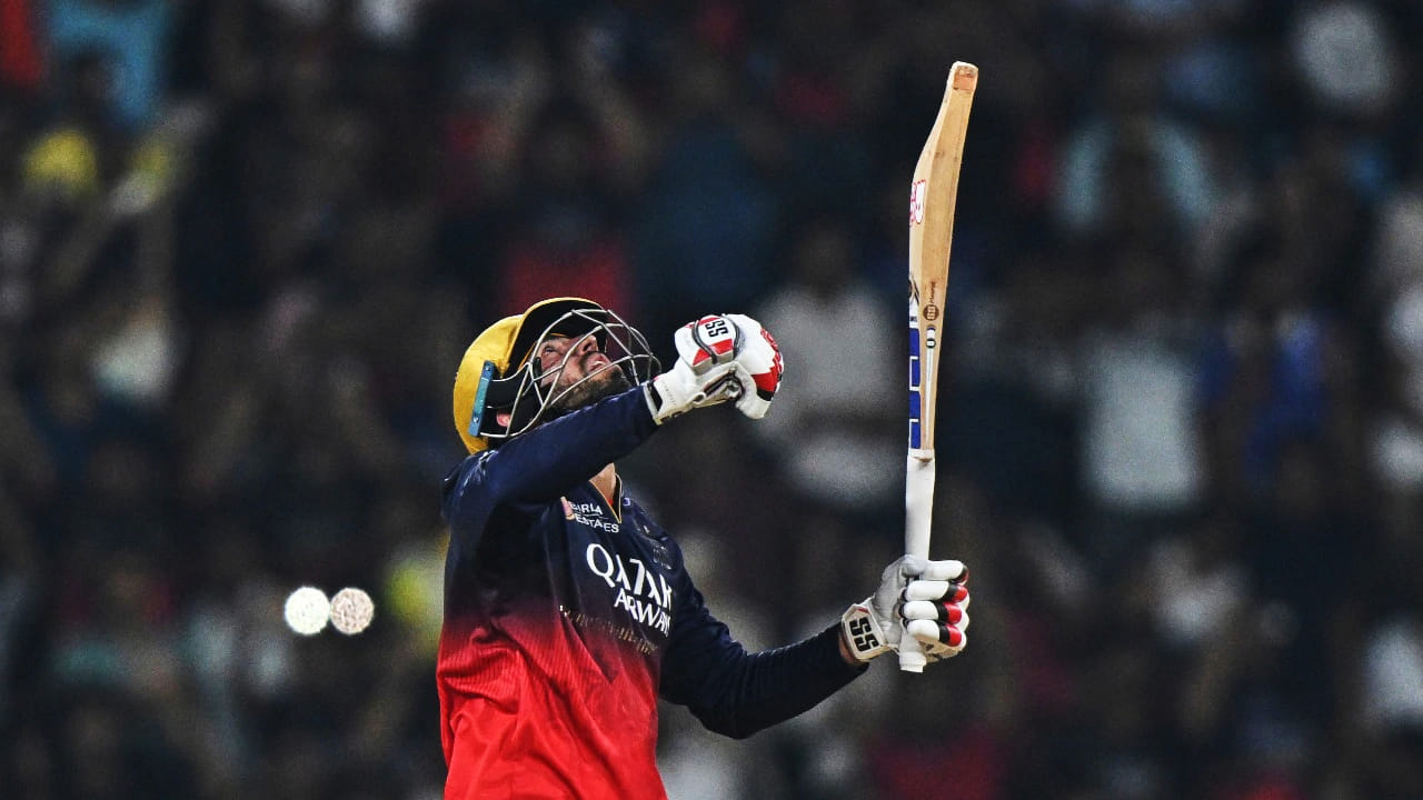 ಐಪಿಎಲ್ ಸೀಸನ್-18 ರಲ್ಲಿ ಆರ್ಸಿಬಿ ಪರ ಫಿನಿಶರ್ ಪಾತ್ರದಲ್ಲಿ ಕಣಕ್ಕಿಳಿದಿದ್ದ ಜಿತೇಶ್ ಶರ್ಮಾ 15 ಪಂದ್ಯಗಳಿಂದ 261 ರನ್ ಕಲೆಹಾಕಿದ್ದರು. ಅದು ಕೂಡ ಕೇವಲ 148 ಎಸೆತಗಳಲ್ಲಿ. ತನ್ನ ಸ್ಫೋಟಕ ಬ್ಯಾಟಿಂಗ್ ಮೂಲಕ ರಾಯಲ್ ಚಾಲೆಂಜರ್ಸ್ ಬೆಂಗಳೂರು ತಂಡ ಚೊಚ್ಚಲ ಬಾರಿ ಚಾಂಪಿಯನ್ ಪಟ್ಟ ಅಲಂಕರಿಸುವಲ್ಲಿ ಜಿತೇಶ್ ಶರ್ಮಾ ಪ್ರಮುಖ ಪಾತ್ರವಹಿಸಿದ್ದರು.