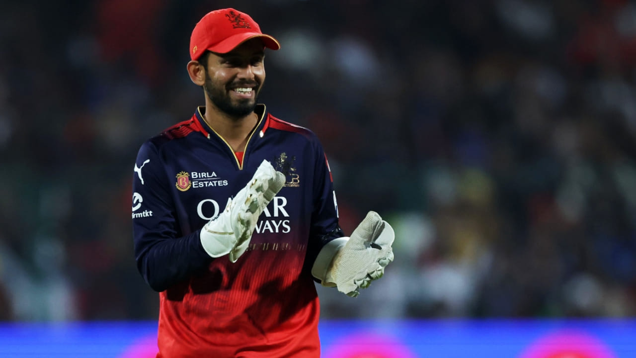 ಈ ಭರ್ಜರಿ ಪ್ರದರ್ಶನದ ಫಲವಾಗಿ ಇದೀಗ ಜಿತೇಶ್ ಶರ್ಮಾ ಅವರನ್ನು ಟೀಮ್ ಇಂಡಿಯಾದ 2ನೇ ವಿಕೆಟ್ ಕೀಪರ್ ಆಗಿ ಆಯ್ಕೆ ಮಾಡುವ ಸಾಧ್ಯತೆ ಹೆಚ್ಚಿದೆ. ಇನ್ನು ಏಷ್ಯಾಕಪ್ನಿಂದ ರಿಷಭ್ ಪಂತ್ ಹೊರಗುಳಿಯುವುದು ಖಚಿತವಾಗಿದ್ದು, ಹೀಗಾಗಿ ತಂಡದ ಪ್ರಮುಖ ವಿಕೆಟ್ ಕೀಪರ್ ಆಗಿ ಸಂಜು ಸ್ಯಾಮ್ಸನ್ ಕಾಣಿಸಿಕೊಳ್ಳಲಿದ್ದಾರೆ.