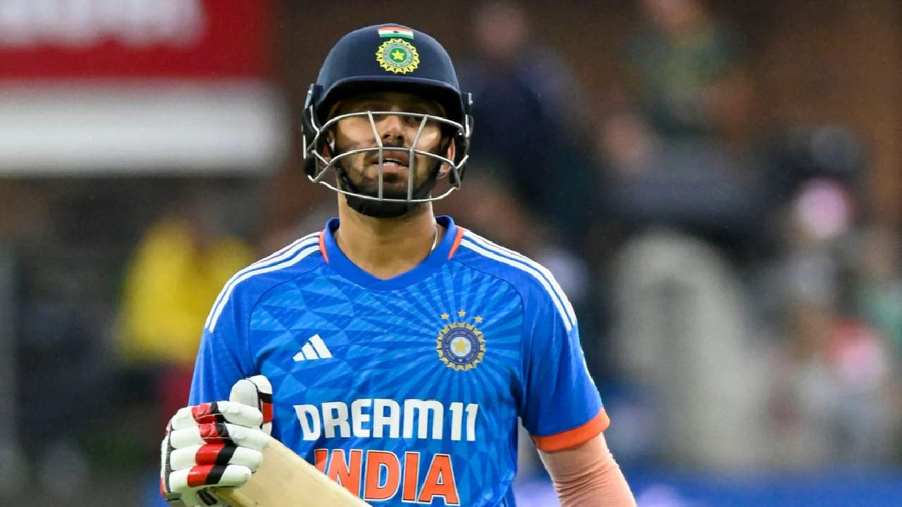 ಅಂದಹಾಗೆ ಜಿತೇಶ್ ಶರ್ಮಾ ಈಗಾಗಲೇ ಟೀಮ್ ಇಂಡಿಯಾ ಪರ 9 ಟಿ20 ಪಂದ್ಯಗಳನ್ನಾಡಿದ್ದಾರೆ. ಈ ವೇಳೆ 7 ಇನಿಂಗ್ಸ್ಗಳಲ್ಲಿ ಬ್ಯಾಟ್ ಬೀಸಿದ್ಧ ಅವರು 68 ಎಸೆತಗಳಲ್ಲಿ ಒಟ್ಟು 100 ರನ್ ಕಲೆಹಾಕಿದ್ದರು. ಇದೀಗ ಒಂದು ವರ್ಷದ ಬಳಿಕ ಜಿತೇಶ್ ಶರ್ಮಾ ಟೀಮ್ ಇಂಡಿಯಾಗೆ ಕಂಬ್ಯಾಕ್ ಮಾಡುವ ನಿರೀಕ್ಷೆಯಲ್ಲಿದ್ದಾರೆ.