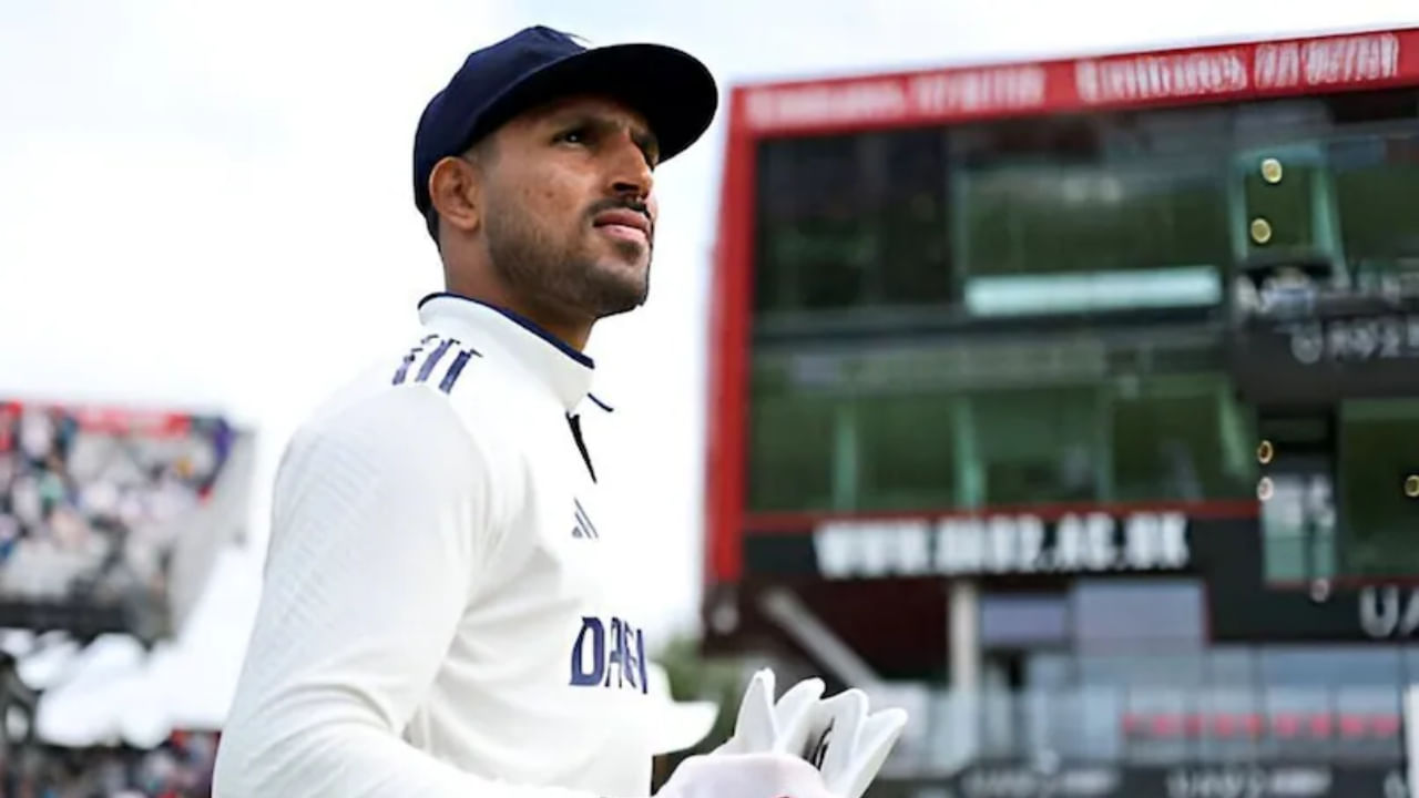 ಟೀಂ ಇಂಡಿಯಾದ ಈ ಅದೃಷ್ಟಶಾಲಿಯ ಹೆಸರು ಧ್ರುವ್ ಜುರೆಲ್. ತಮ್ಮ ವಿಕೆಟ್ ಕೀಪಿಂಗ್ ಮತ್ತು ಬ್ಯಾಟಿಂಗ್‌ನಿಂದ ಟೀಂ ಇಂಡಿಯಾದಲ್ಲಿ ಸ್ಥಾನ ಪಡೆಯುವ ಯತ್ನದಲ್ಲಿರುವ ಧ್ರುವ್, ಟೀಂ ಇಂಡಿಯಾದ ಪಾಲಿಗೆ ಅದೃಷ್ಟಶಾಲಿಯಾಗಿಯೂ ಹೊರಹೊಮ್ಮುತ್ತಿದ್ದಾರೆ. 