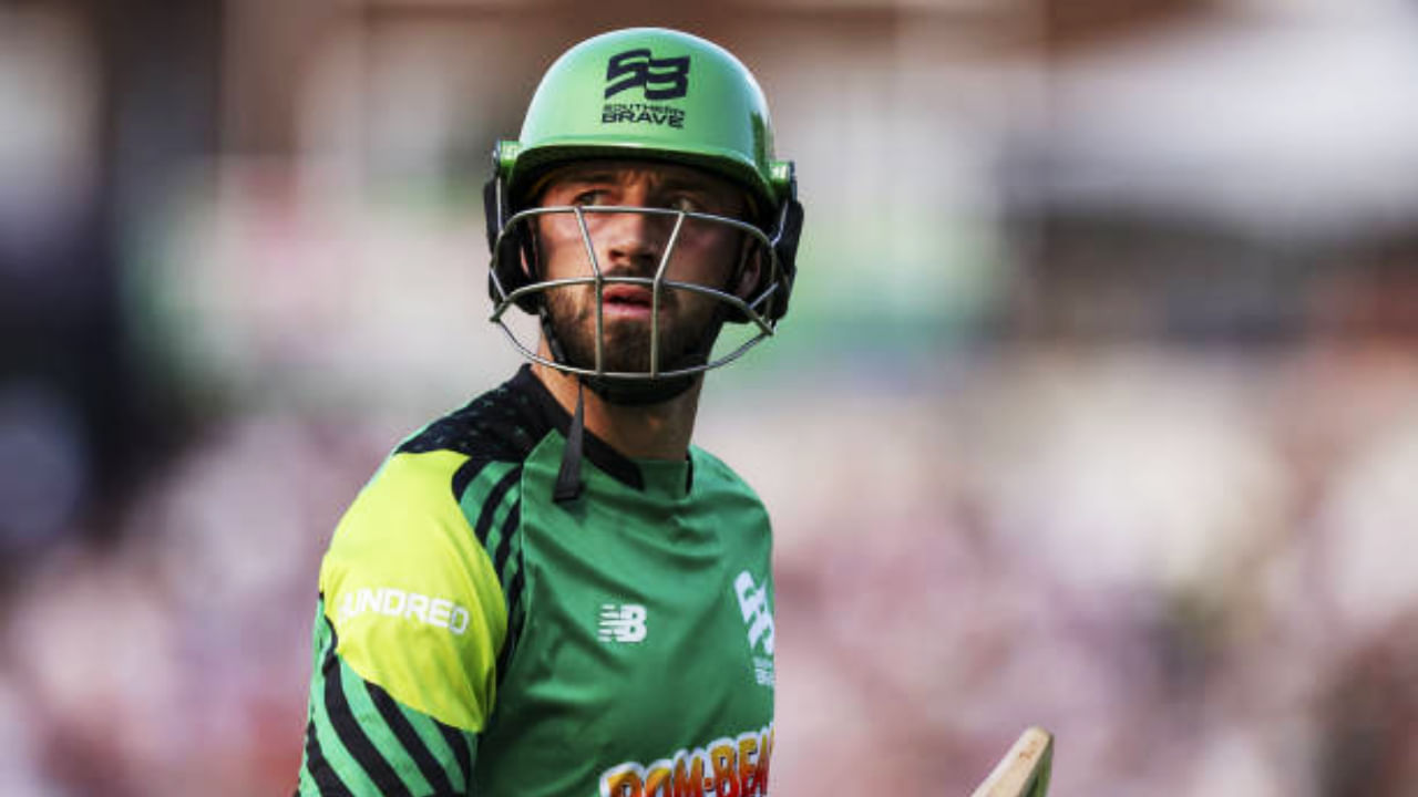 ಇದೀಗ ಜೇಮ್ಸ್​ ವಿನ್ಸ್ ಅವರನ್ನು ಹಿಂದಿಕ್ಕಿ ಫಿಲ್ ಸಾಲ್ಟ್ ಅಗ್ರಸ್ಥಾನಕ್ಕೇರಿದ್ದಾರೆ. ದಿ ಹಂಡ್ರೆಡ್ ಲೀಗ್​ನಲ್ಲಿ ಈವರೆಗೆ 37 ಇನಿಂಗ್ಸ್ ಆಡಿರುವ ಸಾಲ್ಟ್ 7 ಅರ್ಧಶತಕಗಳೊಂದಿಗೆ ಒಟ್ಟು 1036 ರನ್​ಗಳಿಸಿದ್ದಾರೆ. ಈ ಮೂಲಕ ದಿ ಹಂಡ್ರೆಡ್ ಲೀಗ್​ನಲ್ಲಿ ಸಾವಿರ ರನ್ ಕಲೆಹಾಕಿದ ಮೊದಲ ಬ್ಯಾಟರ್ ಎಂಬ ದಾಖಲೆಯನ್ನು ತಮ್ಮದಾಗಿಸಿಕೊಂಡಿದ್ದಾರೆ.