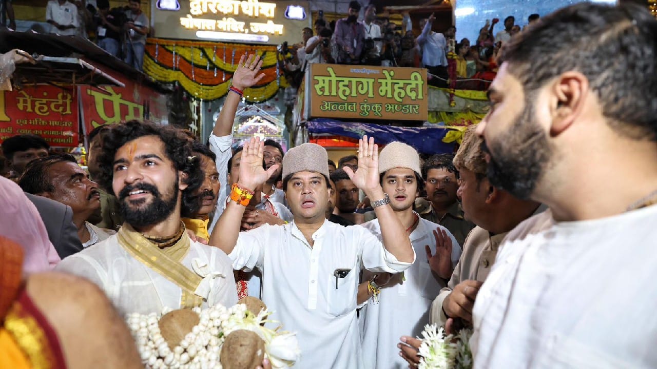 300 ವರ್ಷದ ಹಿಂದಿನ ಪಾರಂಪರಿಕ ಉತ್ಸವದಲ್ಲಿ ಪಾಲ್ಗೊಂಡ ಕೇಂದ್ರ ಸಚಿವ ಜ್ಯೋತಿರಾದಿತ್ಯ ಸಿಂಧಿಯಾ 300 ವರ್ಷದ ಹಿಂದಿನ ಪಾರಂಪರಿಕ ಉತ್ಸವದಲ್ಲಿ ಪಾಲ್ಗೊಂಡ ಕೇಂದ್ರ ಸಚಿವ ಜ್ಯೋತಿರಾದಿತ್ಯ ಸಿಂಧಿಯಾ