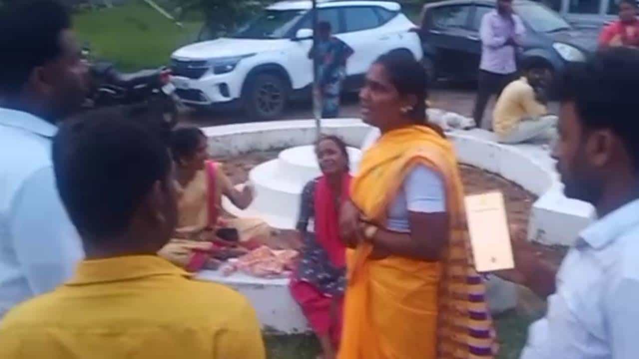 ಕಲಬುರಗಿಯಲ್ಲಿ ಕುಡಿತದ ಚಟ ಬಿಡಿಸಲು ನೀಡಿದ್ದ ಔಷಧಿ ಸೇವಿಸಿ ಇಬ್ಬರ ಸಾವು ಕಲಬುರಗಿಯಲ್ಲಿ ಕುಡಿತದ ಚಟ ಬಿಡಿಸಲು ನೀಡಿದ್ದ ಔಷಧಿ ಸೇವಿಸಿ ಇಬ್ಬರ ಸಾವು