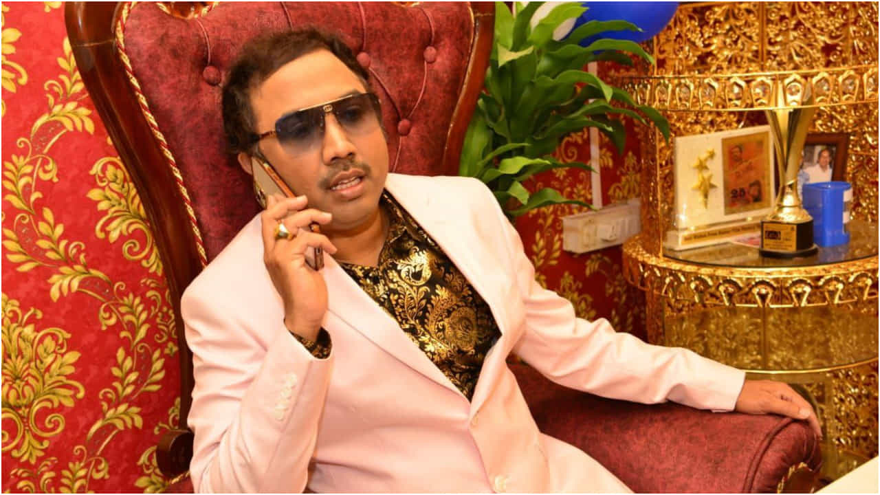 ಒಂದೇ ಸಿನಿಮಾದಲ್ಲಿ 50 ಪಾತ್ರ ಮಾಡಲಿರುವ ಕಮಲ್ ರಾಜ್; 3 ಸಿನಿಮಾ ಘೋಷಣೆ ಒಂದೇ ಸಿನಿಮಾದಲ್ಲಿ 50 ಪಾತ್ರ ಮಾಡಲಿರುವ ಕಮಲ್ ರಾಜ್; 3 ಸಿನಿಮಾ ಘೋಷಣೆ