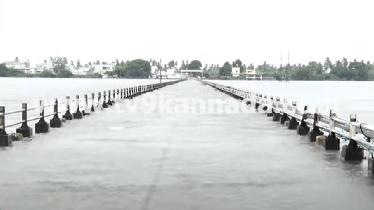 ಟಿಬಿ ಡ್ಯಾಂನಲ್ಲಿ ಒಳಹರಿವು ಹೆಚ್ಚಾಗಿ ತುಂಗಭದ್ರಾ ನದಿಗೆ ನೀರು ಬಿಡುಗಡೆ, ಕಂಪ್ಲಿ ಸೇತುವೆ ಸಂಪೂರ್ಣ ಮುಳುಗಡೆ ಟಿಬಿ ಡ್ಯಾಂನಲ್ಲಿ ಒಳಹರಿವು ಹೆಚ್ಚಾಗಿ ತುಂಗಭದ್ರಾ ನದಿಗೆ ನೀರು ಬಿಡುಗಡೆ, ಕಂಪ್ಲಿ ಸೇತುವೆ ಸಂಪೂರ್ಣ ಮುಳುಗಡೆ