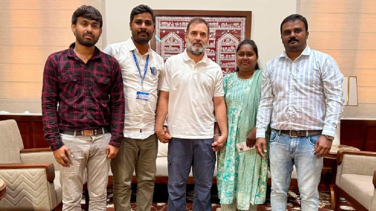 ರಾಹುಲ್ ಗಾಂಧಿಯನ್ನು ಭೇಟಿಯಾದ ಕರ್ನಾಟಕ ಬೈಕ್ ಟ್ಯಾಕ್ಸಿ ಚಾಲಕರು; ನೀತಿ ರೂಪಿಸಲು ಮಧ್ಯಪ್ರವೇಶಿಸಲು ಮನವಿ ರಾಹುಲ್ ಗಾಂಧಿಯನ್ನು ಭೇಟಿಯಾದ ಕರ್ನಾಟಕ ಬೈಕ್ ಟ್ಯಾಕ್ಸಿ ಚಾಲಕರು; ನೀತಿ ರೂಪಿಸಲು ಮಧ್ಯಪ್ರವೇಶಿಸಲು ಮನವಿ