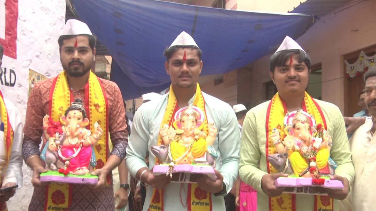 ಕರ್ನಾಟಕದೆಲ್ಲಡೆ ಗಣೇಶ ಹಬ್ಬವನ್ನು ಶ್ರಧಾ ಭಕ್ತಿಯಿಂದ ಆಚರಿಸಲಾಗುತ್ತಿದೆ. ಮನೆ, ಬೀದಿಗಳಲ್ಲಿ ವಿಘ್ನನಿವಾರಕನ ವಿಗ್ರಹ ಪ್ರತಿಷ್ಠಾಪನೆ ಮಾಡಲಾಗುತ್ತಿದೆ. ಗಣಪತಿಯ ಆರಾಧನೆ ಶ್ರದ್ಧೆ, ಭಕ್ತಿಯಿಂದ ನಡೆಯುತ್ತಿದೆ. ಗಣೇಶನ ಮೂರ್ತಿ ನೋಡಿ ಫುಲ್ ಖುಷಿಯಲ್ಲಿರುವ ಮಕ್ಕಳು ಹೊಸ ಉಡುಪುಗಳಲ್ಲಿ ಕಂಗೊಳಿಸುತ್ತಿದ್ದಾರೆ. 