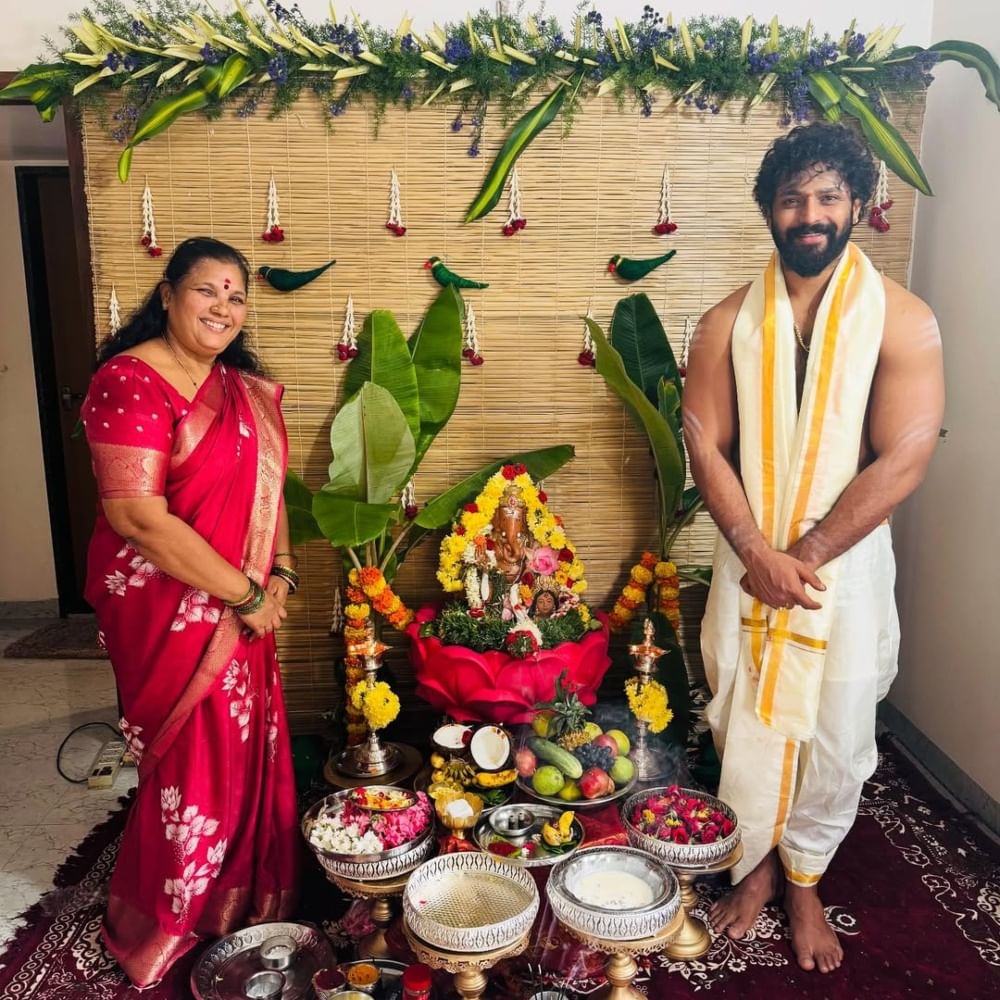 ಕಾರ್ತಿಕ್ ಮಹೇಶ್ ಅವರು ಈಗ ಕನ್ನಡ ಚಿತ್ರರಂಗದ ಬ್ಯುಸಿ ನಟ. ಅವರ ಮನೆಯಲ್ಲಿ ತಾಯಿ ಜೊತೆಗೂಡಿ ಗಣಪತಿಯನ್ನು ಇಡಲಾಗಿದೆ. ಈ ಗಣಪನಿಗೆ ಅವರು ಪೂಜೆ ಮಾಡಿದ್ದಾರೆ. ಈ ಸಂದರ್ಭದ ಫೋಟೋಗಳು ವೈರಲ್ ಆಗಿವೆ. 