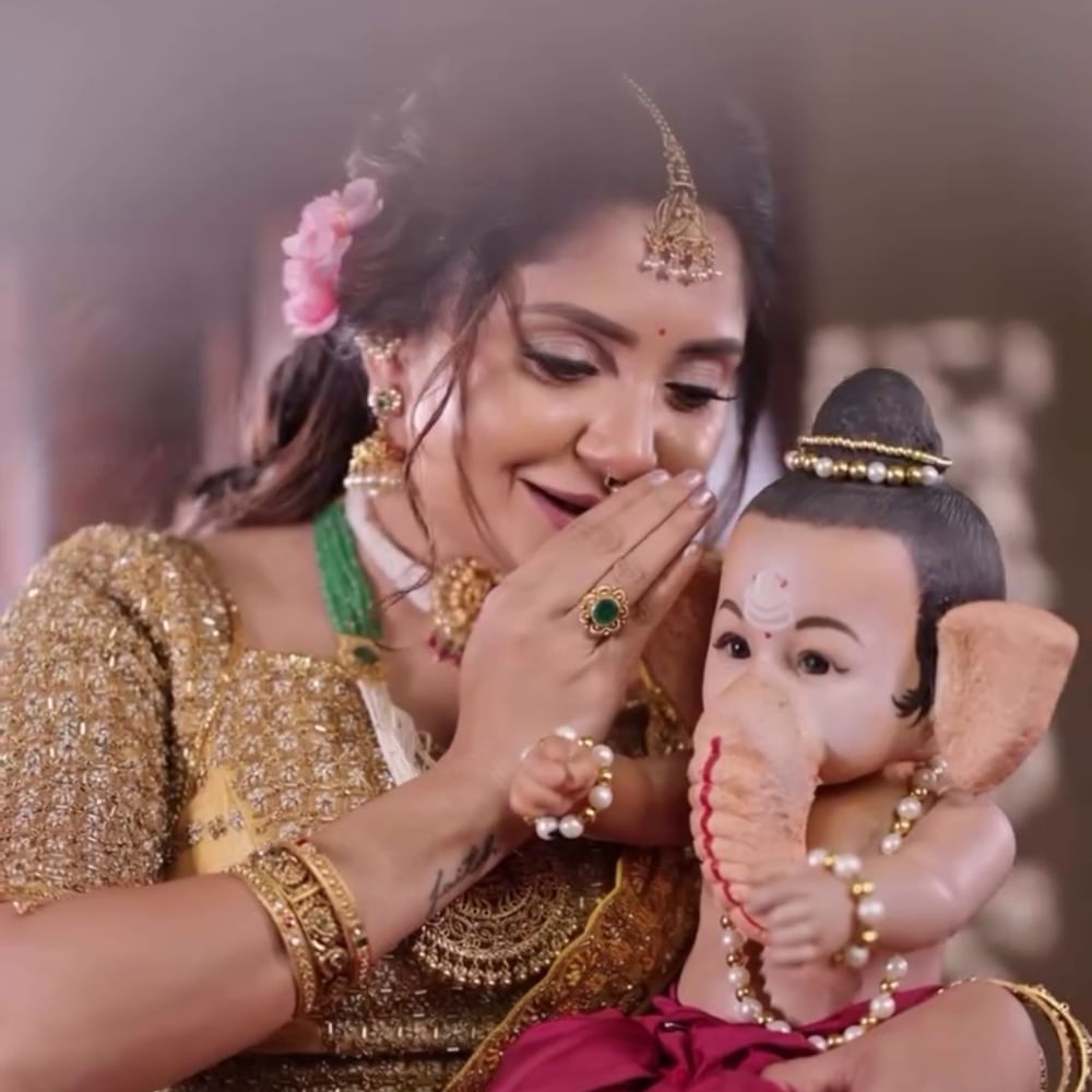 ನಟಿ ಕಾರುಣ್ಯಾ ರಾಮ್ ಅವರು ಇತ್ತೀಚೆಗೆ ನಟನೆಯಿಂದ ಅಂತರ ಕಾಯ್ದುಕೊಂಡಿದ್ದಾರೆ. ಹಾಗಂತ ಅವರು ಸೋಶಿಯಲ್ ಮೀಡಿಯಾದಲ್ಲಿ ನಿರಂತರವಾಗಿ ಪೋಸ್ಟ್ಗಳನ್ನು ಮಾಡುತ್ತಾ ಇರುತ್ತಾರೆ. ಅವರು ಗಣೇಶ ಚತುರ್ಥಿಯನ್ನು ಖುಷಿಯಿಂದ ಆಚರಿಸಿದ್ದಾರೆ.  