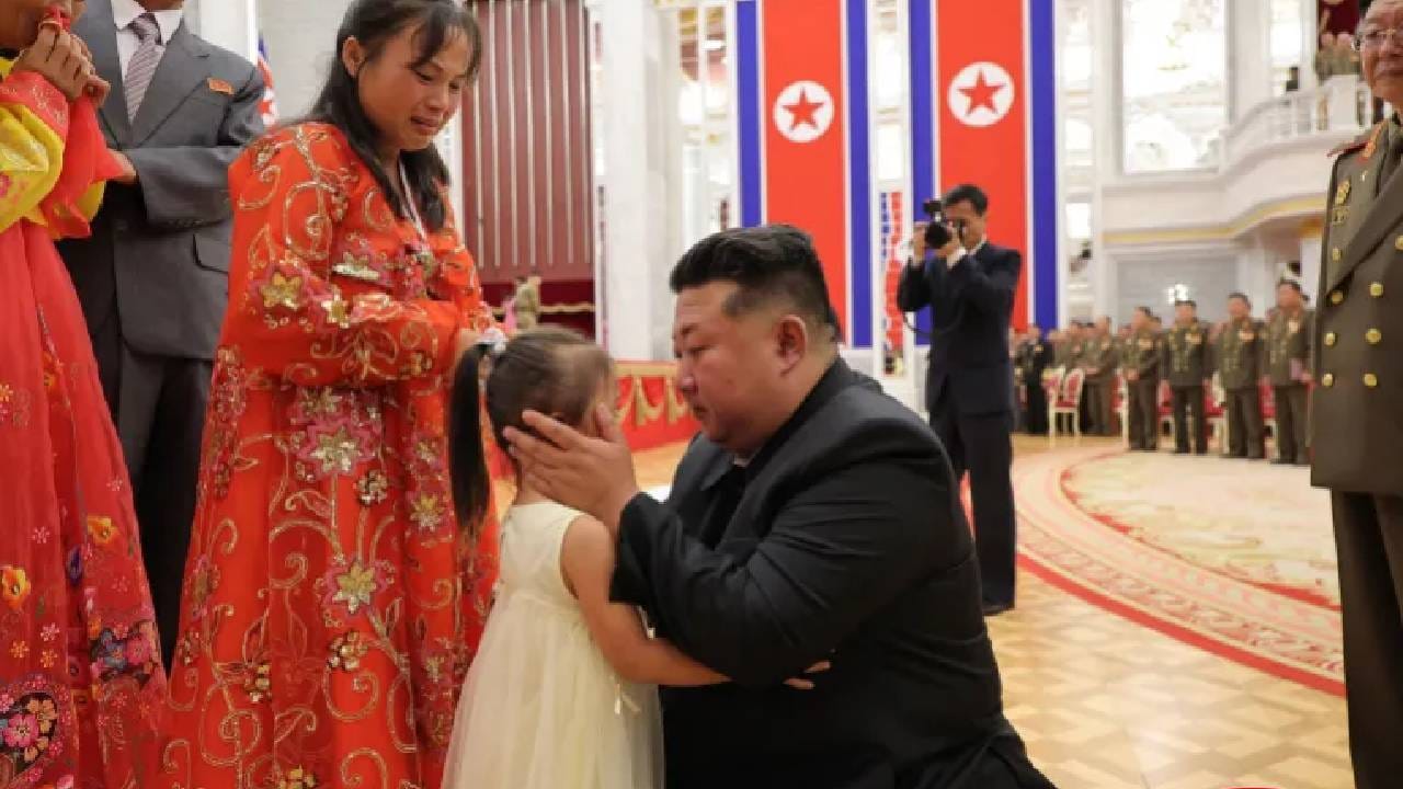 Video: ಮೃತ ಯೋಧನ ಮಗಳ ಅಪ್ಪಿಕೊಂಡು ಬಿಕ್ಕಿ ಬಿಕ್ಕಿ ಅತ್ತ ಉತ್ತರ ಕೊರಿಯಾ ಸರ್ವಾಧಿಕಾರಿ ಕಿಮ್ Video: ಮೃತ ಯೋಧನ ಮಗಳ ಅಪ್ಪಿಕೊಂಡು ಬಿಕ್ಕಿ ಬಿಕ್ಕಿ ಅತ್ತ ಉತ್ತರ ಕೊರಿಯಾ ಸರ್ವಾಧಿಕಾರಿ ಕಿಮ್