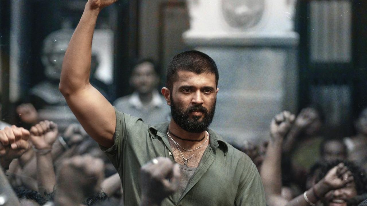 ವಿಜಯ್ ದೇವರಕೊಂಡ ನಟನೆಯ ‘ಕಿಂಗ್ಡಮ್’ ಸಿನಿಮಾ ಈ ವಾರ ಒಟಿಟಿಗೆ ಬಂದಿದೆ. ಈ ಸಿನಿಮಾ ಭಾರಿ ನಿರೀಕ್ಷೆ ಹುಟ್ಟಿಸಿತ್ತು. ಸಿನಿಮಾ ಇದೀಗ ನೆಟ್ಫ್ಲಿಕ್ಸ್ನಲ್ಲಿ ಬಿಡುಗಡೆ ಆಗಿದೆ. ಸಿನಿಮಾನಲ್ಲಿ ಭಾಗ್ಯಶ್ರೀ ಭೋರ್ಸೆ ನಾಯಕಿ.