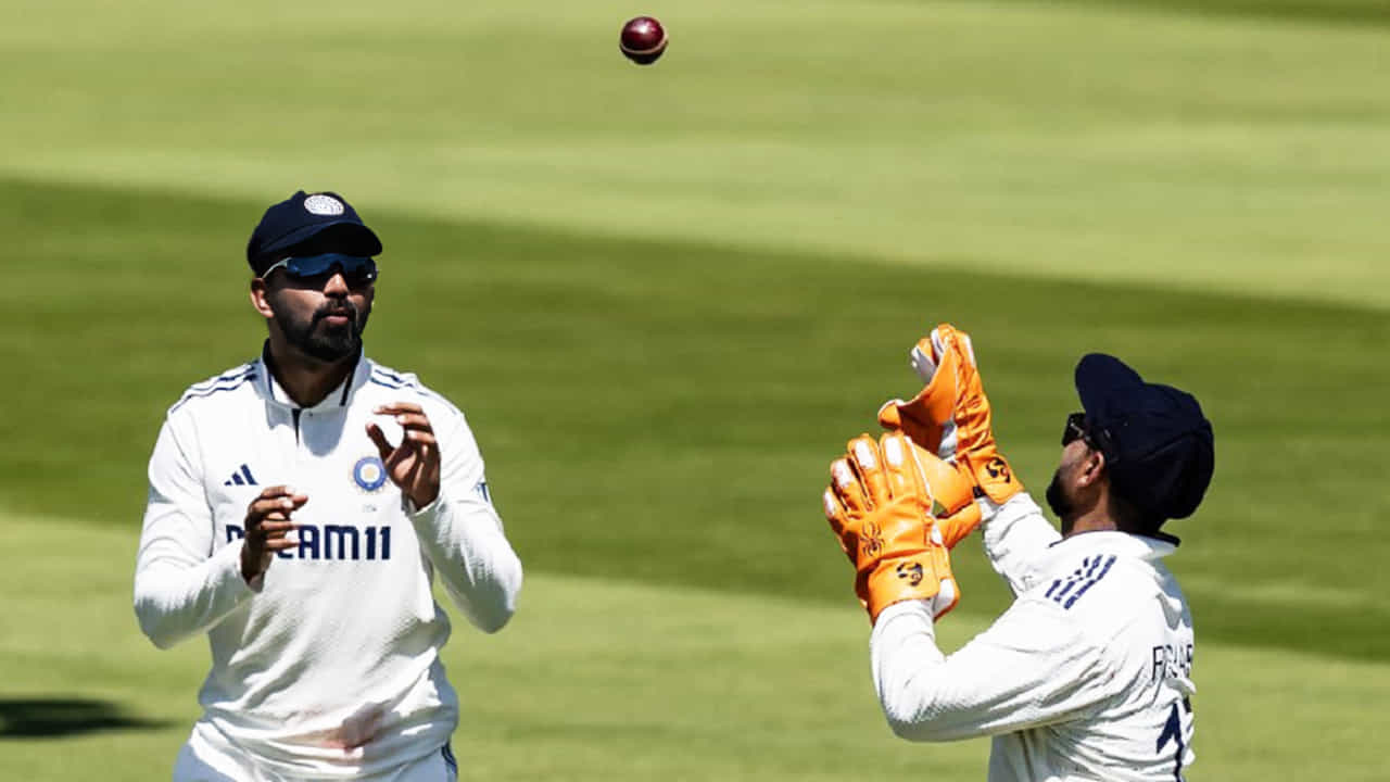 VIDEO: ಈ ಕಡೆಯಿಂದ ಹಾಕು... ಬೌಲರ್ಗೆ ಕನ್ನಡದಲ್ಲೇ ಕೆಎಲ್ ರಾಹುಲ್ ಸಲಹೆ VIDEO: ಈ ಕಡೆಯಿಂದ ಹಾಕು... ಬೌಲರ್ಗೆ ಕನ್ನಡದಲ್ಲೇ ಕೆಎಲ್ ರಾಹುಲ್ ಸಲಹೆ
