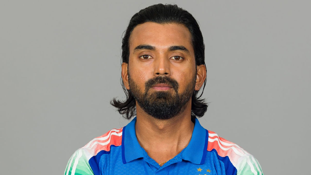 ಕೆಎಲ್ ರಾಹುಲ್: ಭಾರತ ಟೆಸ್ಟ್ ಹಾಗೂ ಏಕದಿನ ತಂಡಗಳ ಖಾಯಂ ಸದಸ್ಯರಾಗಿರುವ ಕೆಎಲ್ ರಾಹುಲ್ ಅವರನ್ನು ಸಹ ಏಷ್ಯಾಕಪ್​ಗೆ ಪರಿಗಣಿಸುವುದಿಲ್ಲ ಎಂದು ತಿಳಿದು ಬಂದಿದೆ. ಮೊದಲೇ ಹೇಳಿದಂತೆ ಆರಂಭಿಕರಾಗಿ ತಂಡದಲ್ಲಿ ಮೂವರು ಆಟಗಾರರಿದ್ದಾರೆ. ಇನ್ನು ಮಧ್ಯಮ ಕ್ರಮಾಂಕದಲ್ಲೂ ಬಲಿಷ್ಠ ದಾಂಡಿಗರ ದಂಡೇ ಇದೆ. ಹೀಗಾಗಿ ಕೆಎಲ್ ರಾಹುಲ್ ಅವರನ್ನು ಸಹ ಏಷ್ಯಾಕಪ್​ಗೆ ಆಯ್ಕೆ ಮಾಡಲು ನಿರ್ಧರಿಸಲಾಗಿದೆ ಎಂದು ವರದಿಯಾಗಿದೆ.