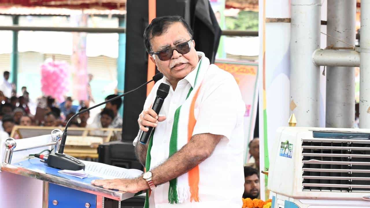 KN Rajanna Resigns: ಪಕ್ಷ ವಿರೋಧಿ ಹೇಳಿಕೆಗಳೇ ರಾಜೀನಾಮೆಗೆ ಕಾರಣವಾಯ್ತೇ? ಕೆಎನ್ ರಾಜಣ್ಣ ವಿವಾದದ ಹಾದಿ KN Rajanna Resigns: ಪಕ್ಷ ವಿರೋಧಿ ಹೇಳಿಕೆಗಳೇ ರಾಜೀನಾಮೆಗೆ ಕಾರಣವಾಯ್ತೇ? ಕೆಎನ್ ರಾಜಣ್ಣ ವಿವಾದದ ಹಾದಿ