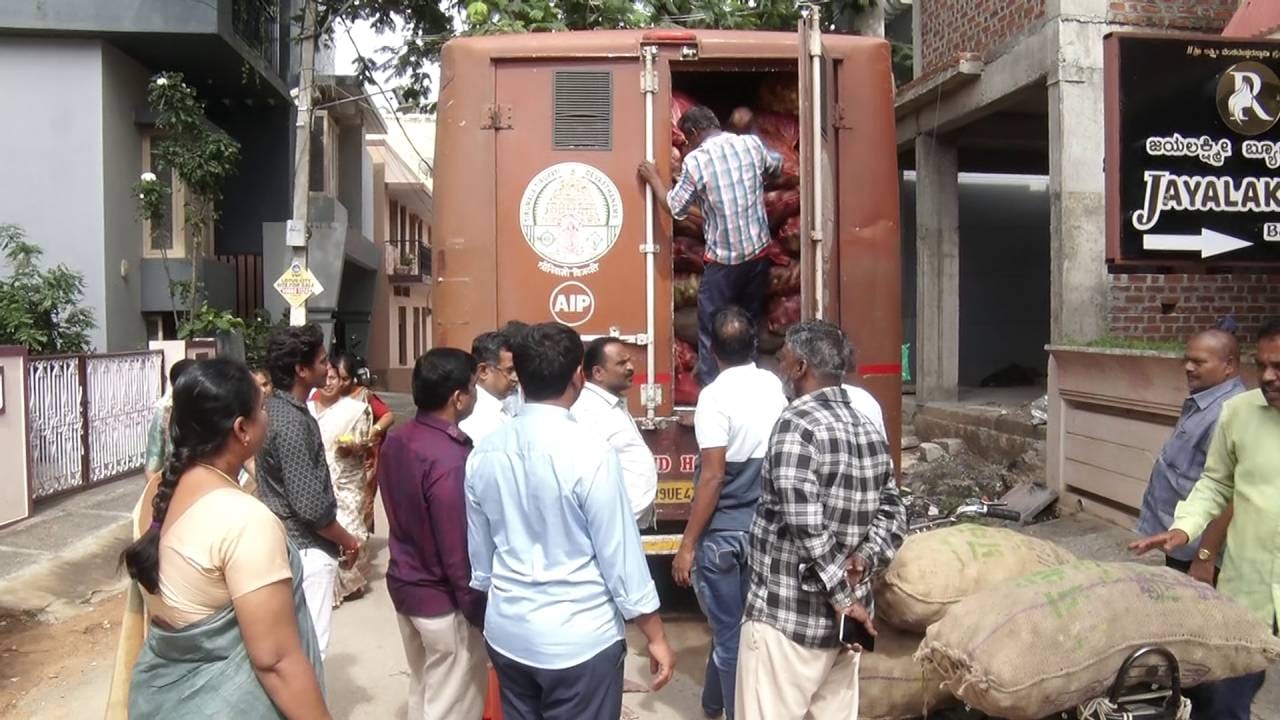 ಕೋಲಾರದಿಂದ ತಿರುಪತಿ ತಿಮ್ಮಪ್ಪನ ದೇವಸ್ಥಾನದ ದಾಸೋಹಕ್ಕೆ 7 ಟನ್ ತರಕಾರಿ ಕಳುಹಿಸಿದ ಸ್ನೇಹಿತರು ಕೋಲಾರದಿಂದ ತಿರುಪತಿ ತಿಮ್ಮಪ್ಪನ ದೇವಸ್ಥಾನದ ದಾಸೋಹಕ್ಕೆ 7 ಟನ್ ತರಕಾರಿ ಕಳುಹಿಸಿದ ಸ್ನೇಹಿತರು