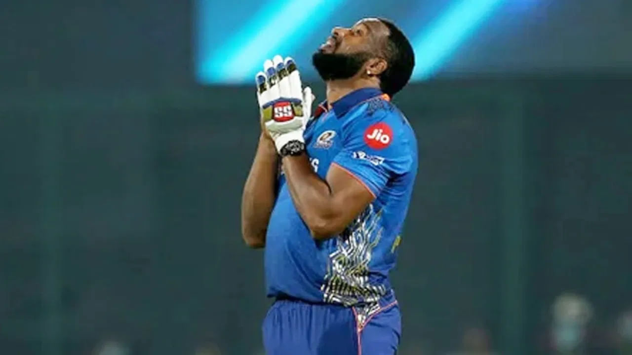 ಇದೀಗ ಆಲ್​ರೌಂಡರ್ ಪ್ರದರ್ಶನದೊಂದಿಗೆ ಟಿ20 ಕ್ರಿಕೆಟ್​ನಲ್ಲಿ 14 ಸಾವಿರ ರನ್ + 300 ವಿಕೆಟ್ ಪಡೆದ ವಿಶ್ವದ ಏಕೈಕ ಆಟಗಾರನಾಗಿ ಕೀರನ್ ಪೊಲಾರ್ಡ್ ಹೊರಹೊಮ್ಮಿದ್ದಾರೆ. ಅಷ್ಟೇ ಅಲ್ಲದೆ ಇನ್ನು 563 ರನ್​ಗಳಿಸಿದರೆ ಟಿ20 ರನ್ ಸರದಾರರ ಪಟ್ಟಿಯಲ್ಲೂ ಅಗ್ರಸ್ಥಾನಕ್ಕೇರಲಿದ್ದಾರೆ.