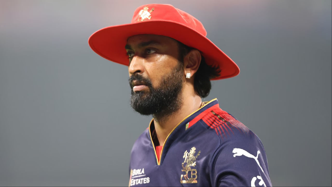 ಕ್ರಿಕೆಟ್​ ನೆಕ್ಸ್ಟ್​ ವರದಿ ಪ್ರಕಾರ, ಏಷ್ಯಾಕಪ್​ಗಾಗಿ ಆರ್​ಸಿಬಿ ತಂಡದ ಸ್ಟಾರ್ ಆಲ್​ರೌಂಡರ್ ಕೃನಾಲ್ ಪಾಂಡ್ಯರನ್ನು ಪರಿಗಣಿಸಲಿದ್ದಾರೆ. ಈ ಬಾರಿಯ ಐಪಿಎಲ್​ನಲ್ಲಿ ರಾಯಲ್ ಚಾಲೆಂಜರ್ಸ್ ಬೆಂಗಳೂರು ತಂಡ ಚಾಂಪಿಯನ್ ಪಟ್ಟ ಅಲಂಕರಿಸುವಲ್ಲಿ ಕೃನಾಲ್ ಪ್ರಮುಖ ಪಾತ್ರವಹಿಸಿದ್ದರು. ಹೀಗಾಗಿ ಸೀನಿಯರ್ ಪಾಂಡ್ಯರನ್ನು ಭಾರತ ತಂಡಕ್ಕೆ ಆಯ್ಕೆ ಮಾಡಲಿದ್ದಾರೆ ಎಂದು ವರದಿಯಾಗಿದೆ.