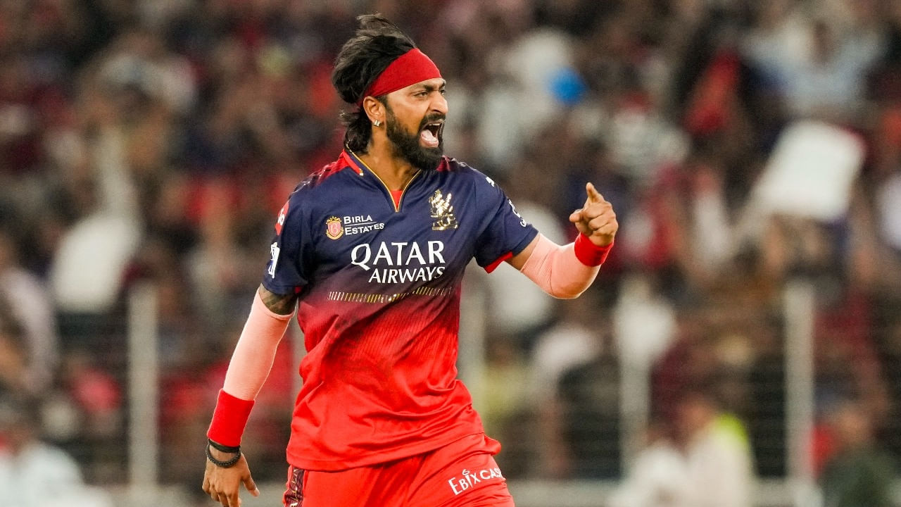 ರಾಯಲ್ ಚಾಲೆಂಜರ್ಸ್ ಬೆಂಗಳೂರು ಪರ ಚೊಚ್ಚಲ ಬಾರಿ ಕಣಕ್ಕಿಳಿದಿದ್ದ ಕೃನಾಲ್ ಪಾಂಡ್ಯ 15 ಪಂದ್ಯಗಳಿಂದ 17 ವಿಕೆಟ್ ಕಬಳಿಸಿದ್ದರು. ಅದು ಕೂಡ 8.24 ಎಕಾನಮಿ ರೇಟ್​ನಲ್ಲಿ. ಅಲ್ಲದೆ ಬ್ಯಾಟ್ ಮೂಲಕ 109 ರನ್​ಗಳ ಕೊಡುಗೆ ನೀಡಿದ್ದರು. ಹೀಗಾಗಿ ಸ್ಪಿನ್ ಆಲ್​ರೌಂಡರ್ ಆಗಿ ಕೃನಾಲ್ ಪಾಂಡ್ಯರನ್ನು ಆಯ್ಕೆ ಮಾಡಲು ಆಯ್ಕೆದಾರರು ಆಸಕ್ತಿ ಹೊಂದಿದ್ದಾರೆ.