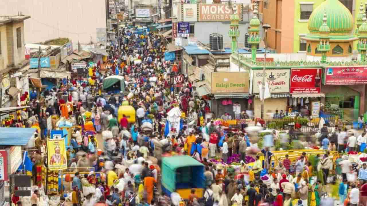 ವರಮಹಾಲಕ್ಷ್ಮಿ ಹಬ್ಬ: ಮಾರುಕಟ್ಟೆಗಳಲ್ಲಿ ಹೂವು, ಹಣ್ಣುಗಳ ಬೆಲೆ ಗಗನಕ್ಕೆ, ಬೆಚ್ಚಿಬಿದ್ದ ಗ್ರಾಹಕ