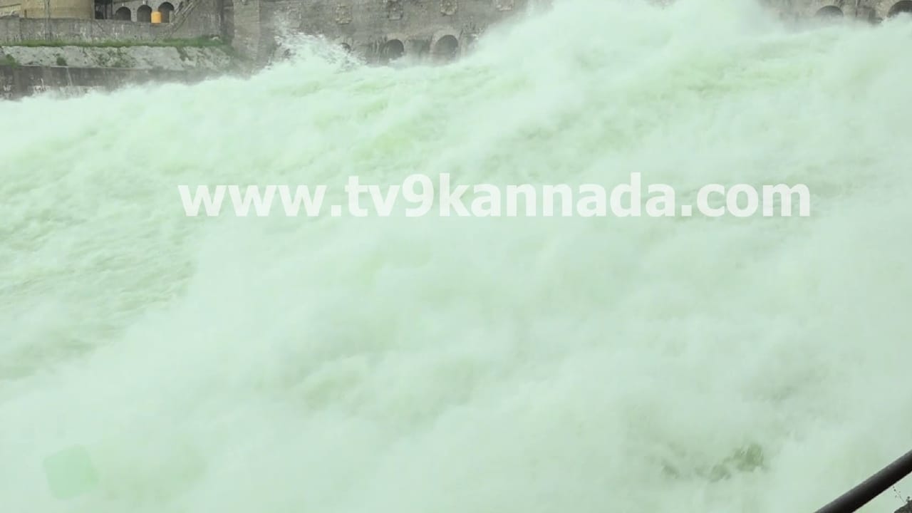 ಕೆಆರ್ಎಸ್ ಡ್ಯಾಂನಿಂದ ಬರೋಬ್ಬರಿ 50 ಸಾವಿರ ಕ್ಯೂಸೆಕ್ ನೀರು ಬಿಡುಗಡೆ! ಕಾವೇರಿ ನದಿ ಪಾತ್ರದಲ್ಲಿ ಪ್ರವಾಹ ಭೀತಿ ಕೆಆರ್ಎಸ್ ಡ್ಯಾಂನಿಂದ ಬರೋಬ್ಬರಿ 50 ಸಾವಿರ ಕ್ಯೂಸೆಕ್ ನೀರು ಬಿಡುಗಡೆ! ಕಾವೇರಿ ನದಿ ಪಾತ್ರದಲ್ಲಿ ಪ್ರವಾಹ ಭೀತಿ
