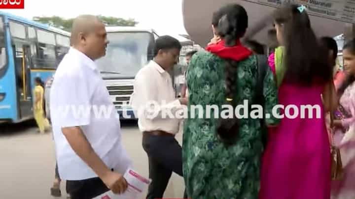 ಹೋರಾಟಕ್ಕೆ ಬೆಂಬಲ ನೀಡುವಂತೆ ಪ್ರಯಾಣಿಕರ ನೆರವು ಕೋರಿದ ಸಾರಿಗೆ ಸಂಸ್ಥೆಯ ಪದಾಧಿಕಾರಿಗಳು ಹೋರಾಟಕ್ಕೆ ಬೆಂಬಲ ನೀಡುವಂತೆ ಪ್ರಯಾಣಿಕರ ನೆರವು ಕೋರಿದ ಸಾರಿಗೆ ಸಂಸ್ಥೆಯ ಪದಾಧಿಕಾರಿಗಳು
