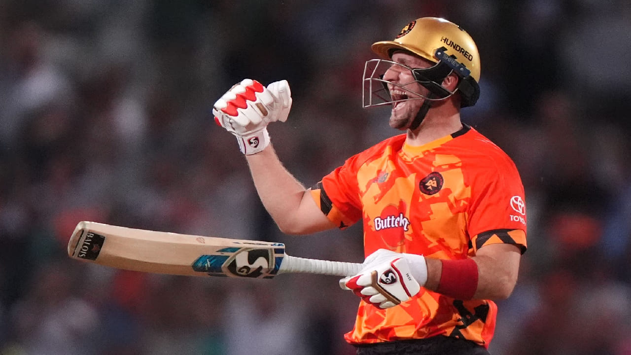 ಆದರೆ ಐಪಿಎಲ್ ಹಾಗೂ ದಿ ಹಂಡ್ರೆಡ್ ಲೀಗ್​​ಗಳಲ್ಲಿ ರಶೀದ್ ಖಾನ್ ಅವರನ್ನು ಹಣ್ಣುಗಾಯಿ ನೀರುಗಾಯಿ ಮಾಡಿರುವ ಲಿಯಾಮ್ ಲಿವಿಂಗ್​ಸ್ಟೋನ್ ಕೇವಲ 16 ಇನಿಂಗ್ಸ್​​ಗಳ ಮೂಲಕ 200 ರನ್ ಕಲೆಹಾಕಿದ್ದಾರೆ. ಈ ಮೂಲಕ ಟಿ20 ಕ್ರಿಕೆಟ್​ನಲ್ಲಿ ಅತ್ಯಧಿಕ ವಿಕೆಟ್ ಪಡೆದ ಬೌಲರ್​​ ವಿರುದ್ಧ ಅತೀ ಹೆಚ್ಚು ರನ್​ ಗಳಿಸಿದ ಬ್ಯಾಟರ್ ಎನಿಸಿಕೊಂಡಿದ್ದಾರೆ.