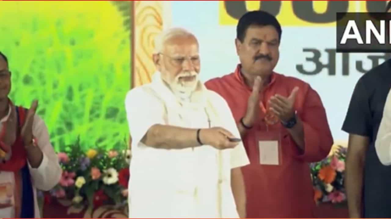 ವಾರಣಾಸಿಯಲ್ಲಿ 2200 ಕೋಟಿ ರೂ. ಮೌಲ್ಯದ ಅಭಿವೃದ್ಧಿ ಯೋಜನೆಗಳಿಗೆ ಚಾಲನೆ, ಪಿಎಂ ಕಿಸಾನ್ 20ನೇ ಕಂತಿನ ಹಣ ಬಿಡುಗಡೆ ವಾರಣಾಸಿಯಲ್ಲಿ 2200 ಕೋಟಿ ರೂ. ಮೌಲ್ಯದ ಅಭಿವೃದ್ಧಿ ಯೋಜನೆಗಳಿಗೆ ಚಾಲನೆ, ಪಿಎಂ ಕಿಸಾನ್ 20ನೇ ಕಂತಿನ ಹಣ ಬಿಡುಗಡೆ