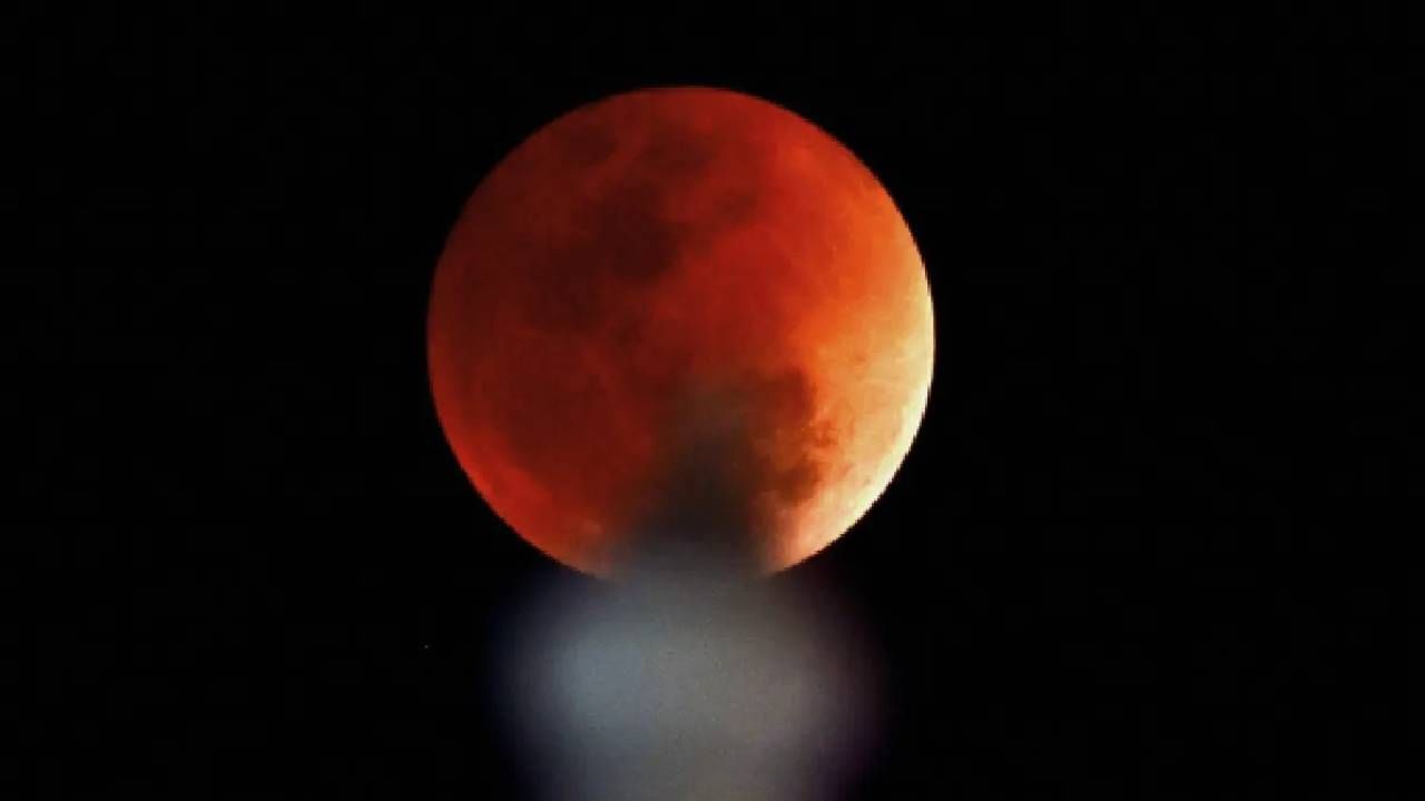 Lunar eclipse: ಸೆ. 07ಕ್ಕೆ ರಾಹುಗ್ರಸ್ತ ಚಂದ್ರ ಗ್ರಹಣ ಭಾರತದಲ್ಲಿ ಗೋಚರ; ಆಚರಣೆ ಹೇಗಿರಬೇಕು? Lunar eclipse: ಸೆ. 07ಕ್ಕೆ ರಾಹುಗ್ರಸ್ತ ಚಂದ್ರ ಗ್ರಹಣ ಭಾರತದಲ್ಲಿ ಗೋಚರ; ಆಚರಣೆ ಹೇಗಿರಬೇಕು?