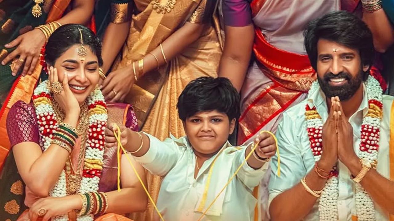 ತಮಿಳಿನ ಜನಪ್ರಿಯ ನಟ, ಹಾಸ್ಯನಟ ಸೂರಿ ನಟಿಸಿರುವ ‘ಮಾಮನ್’ ಸಿನಿಮಾ ಇದೇ ವಾರ ಒಟಿಟಿಗೆ ಬಂದಿದೆ. ಕೆಲ ವಾರಗಳ ಹಿಂದೆ ಚಿತ್ರಮಂದಿರದಲ್ಲಿ ಬಿಡುಗಡೆ ಆಗಿ ಹಿಟ್ ಆಗಿದ್ದ ಸಿನಿಮಾ ಇದು. ಸಿನಿಮಾ ಜೀ5ನಲ್ಲಿ ವೀಕ್ಷಣೆಗೆ ಲಭ್ಯವಿದೆ.