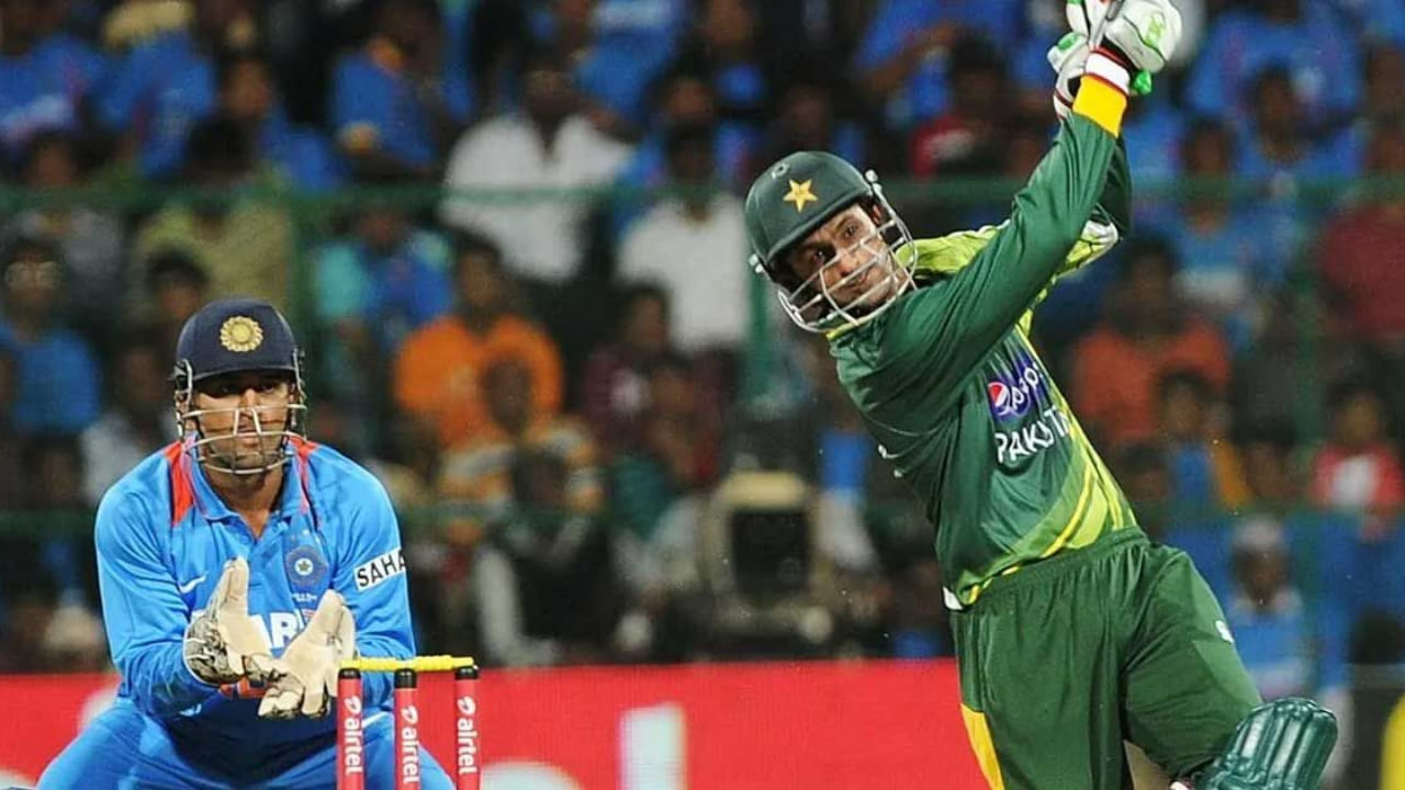 ಭಾರತದ ವಿರುದ್ಧ 2004 ರಲ್ಲಿ ನಡೆದಿದ್ದ ಪಂದ್ಯದಲ್ಲಿ ಪಾಕಿಸ್ತಾನದ ಶೋಯೆಬ್ ಮಲಿಕ್ 127 ಎಸೆತಗಳಲ್ಲಿ 143 ರನ್ ಸಿಡಿಸಿದ್ದರು. ಅವರ ಈ ಇನ್ನಿಂಗ್ಸ್‌ನಲ್ಲಿ 18 ಬೌಂಡರಿಗಳು ಮತ್ತು 1 ಸಿಕ್ಸರ್ ಸೇರಿದ್ದವು. ಈ ಇನ್ನಿಂಗ್ಸ್ ಪಾಕಿಸ್ತಾನದ ಗೆಲುವಿನಲ್ಲಿ ನಿರ್ಣಾಯಕ ಪಾತ್ರ ವಹಿಸಿತ್ತು.
