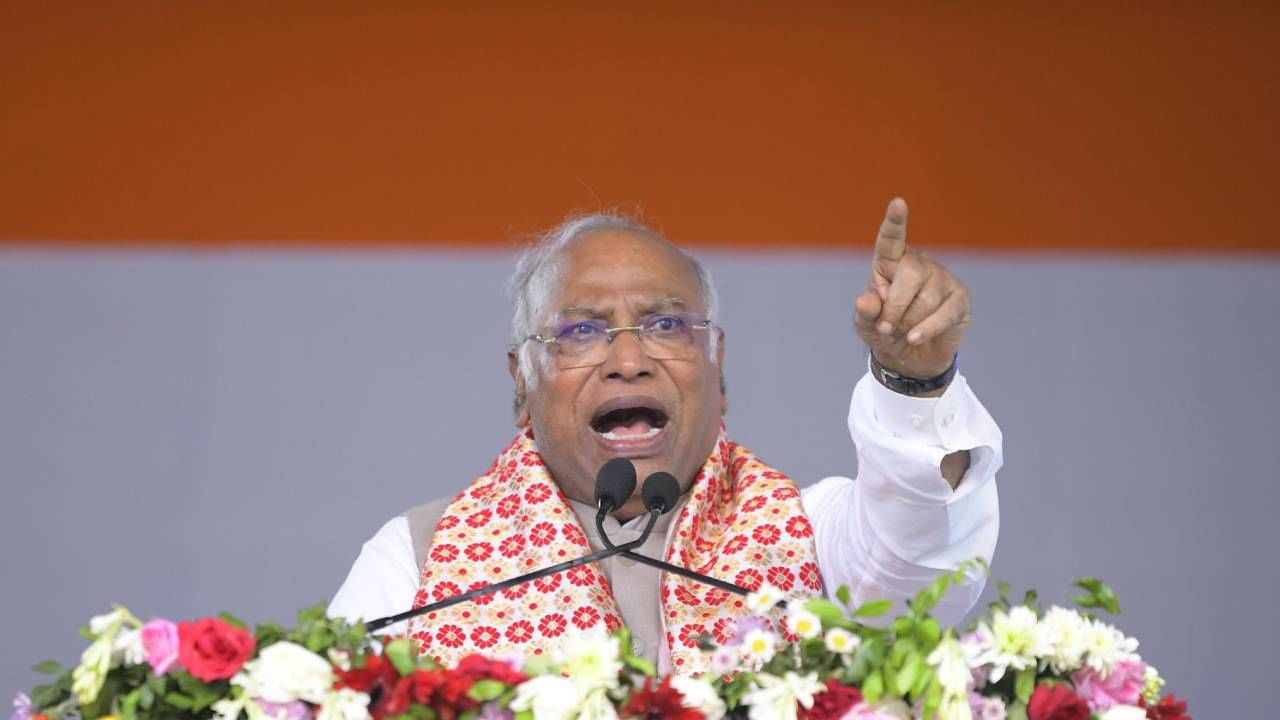 ಕೆಐಎಡಿಬಿ ಭೂ ಹಗರಣ: ಮಲ್ಲಿಕಾರ್ಜುನ ಖರ್ಗೆ ಮತ್ತು ಅಳಿಯನ ವಿರುದ್ಧ ಖಾಸಗಿ ದೂರು ಕೆಐಎಡಿಬಿ ಭೂ ಹಗರಣ: ಮಲ್ಲಿಕಾರ್ಜುನ ಖರ್ಗೆ ಮತ್ತು ಅಳಿಯನ ವಿರುದ್ಧ ಖಾಸಗಿ ದೂರು