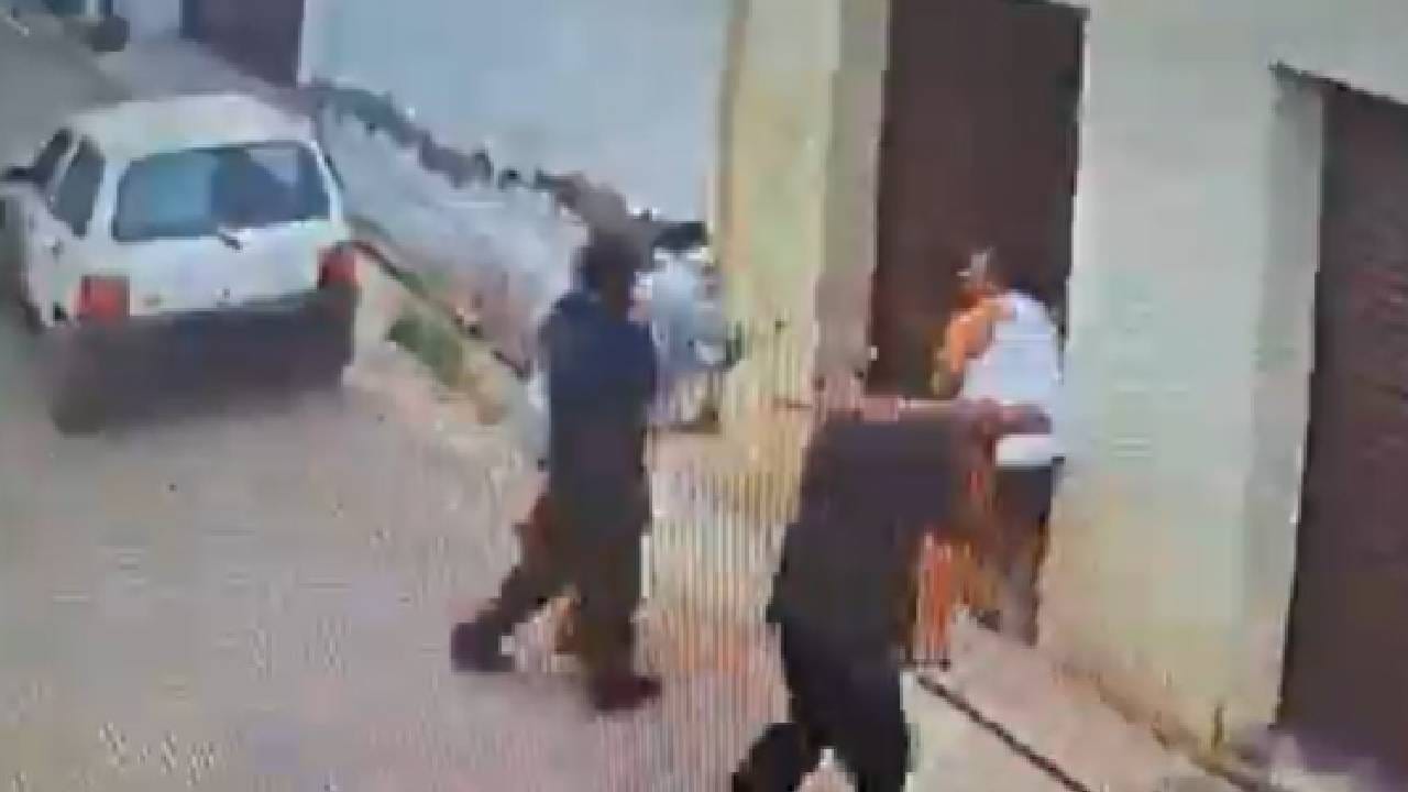 Video: ಮನೆಗೆ ಬಂದು ಬ್ಯಾಂಕ್ ಮ್ಯಾನೇಜರ್ ಮೇಲೆ ಹಲ್ಲೆ ನಡೆಸಿ ಪರಾರಿಯಾದ ಮುಸುಕುಧಾರಿಗಳು Video: ಮನೆಗೆ ಬಂದು ಬ್ಯಾಂಕ್ ಮ್ಯಾನೇಜರ್ ಮೇಲೆ ಹಲ್ಲೆ ನಡೆಸಿ ಪರಾರಿಯಾದ ಮುಸುಕುಧಾರಿಗಳು