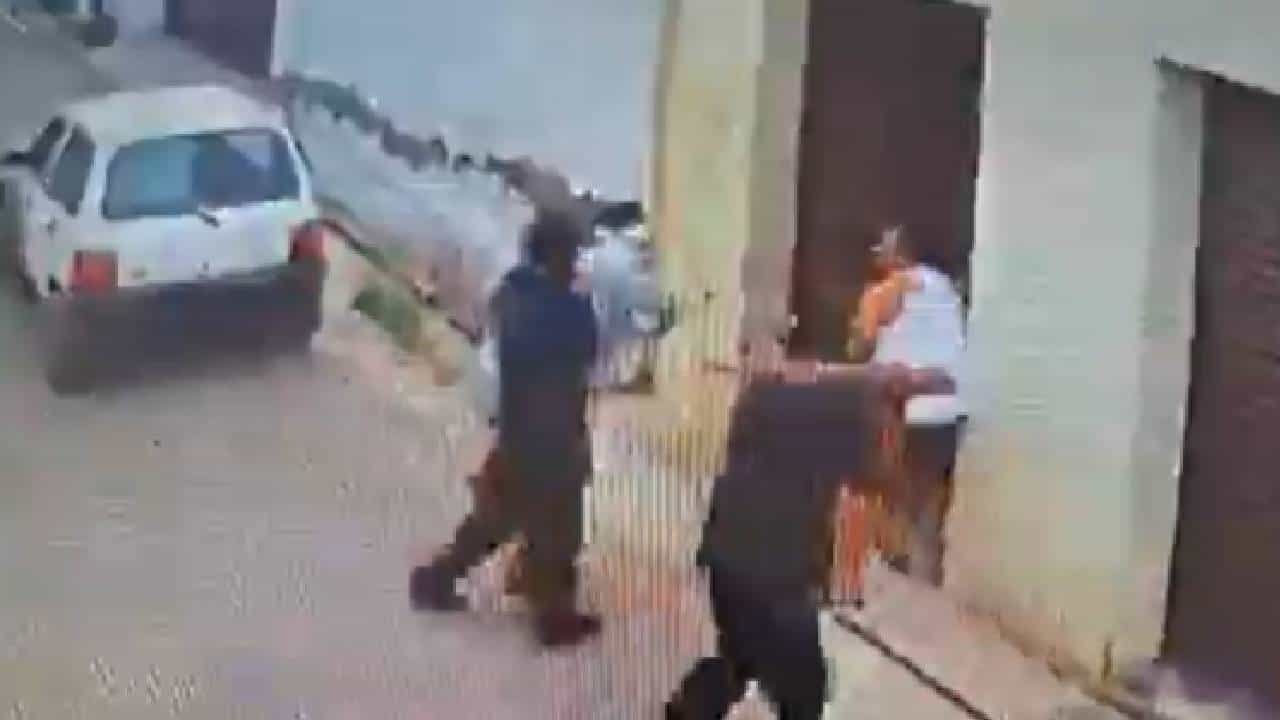 Video: ಮನೆಗೆ ಬಂದು ಬ್ಯಾಂಕ್ ಮ್ಯಾನೇಜರ್​​ ಮೇಲೆ ಹಲ್ಲೆ ನಡೆಸಿ ಪರಾರಿಯಾದ ಮುಸುಕುಧಾರಿಗಳು