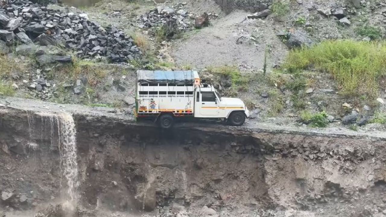 ಪ್ರವಾಹದಿಂದ ಕೊಚ್ಚಿ ಹೋದ ಮನಾಲಿ ರಸ್ತೆ; ನದಿಯಲ್ಲಿ ಉರುಳಿ ಬಿದ್ದ ಕಾರು ಪ್ರವಾಹದಿಂದ ಕೊಚ್ಚಿ ಹೋದ ಮನಾಲಿ ರಸ್ತೆ; ನದಿಯಲ್ಲಿ ಉರುಳಿ ಬಿದ್ದ ಕಾರು